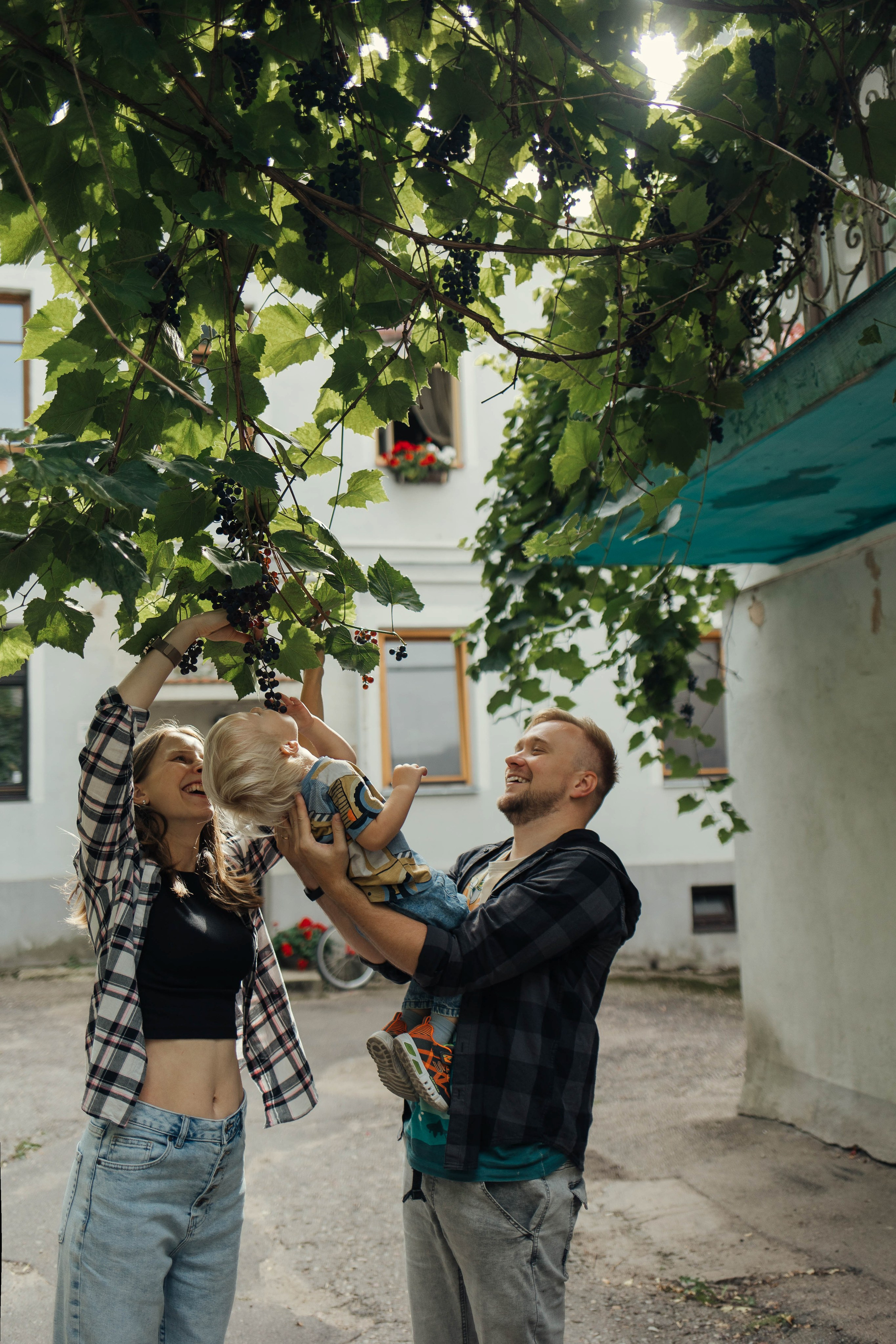 Along the streets of Vilnius in lifestyle style. Family photographer in Vilnuis Svetlana Naumova