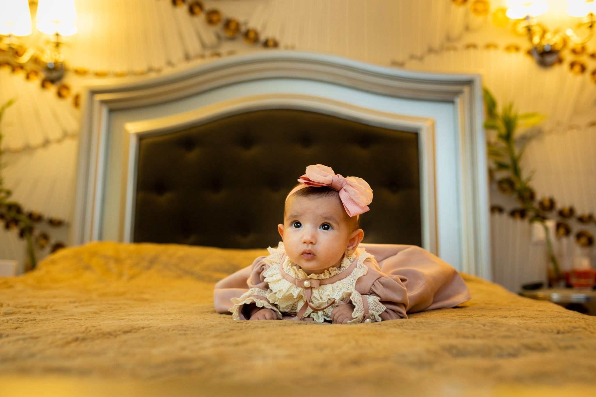 Sedinta foto bebelus in ziua botezului, acasa.