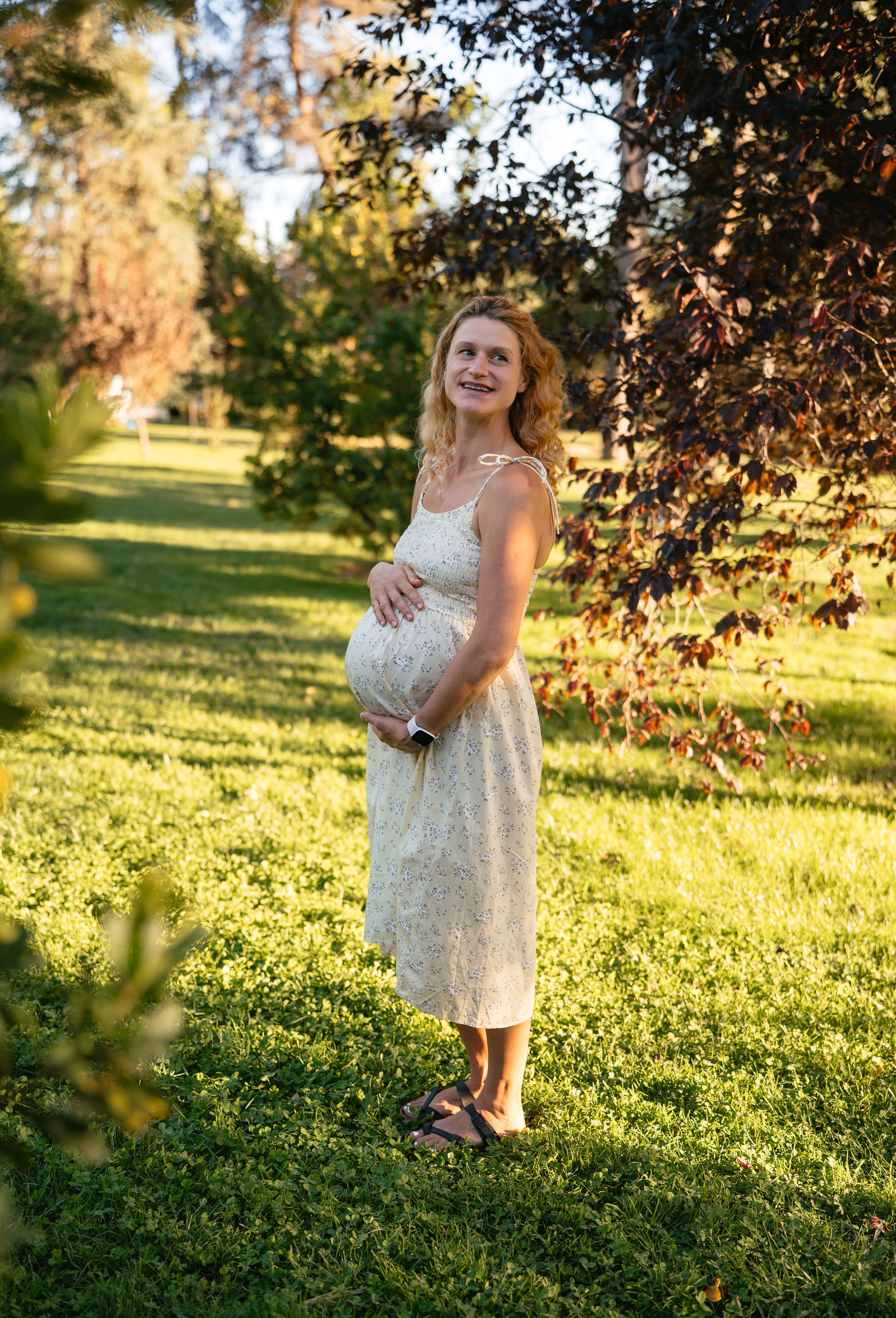 Candid pregnancy photoshoot in the park. Photographer in Madrid, Spain. Alyona Belyaninova