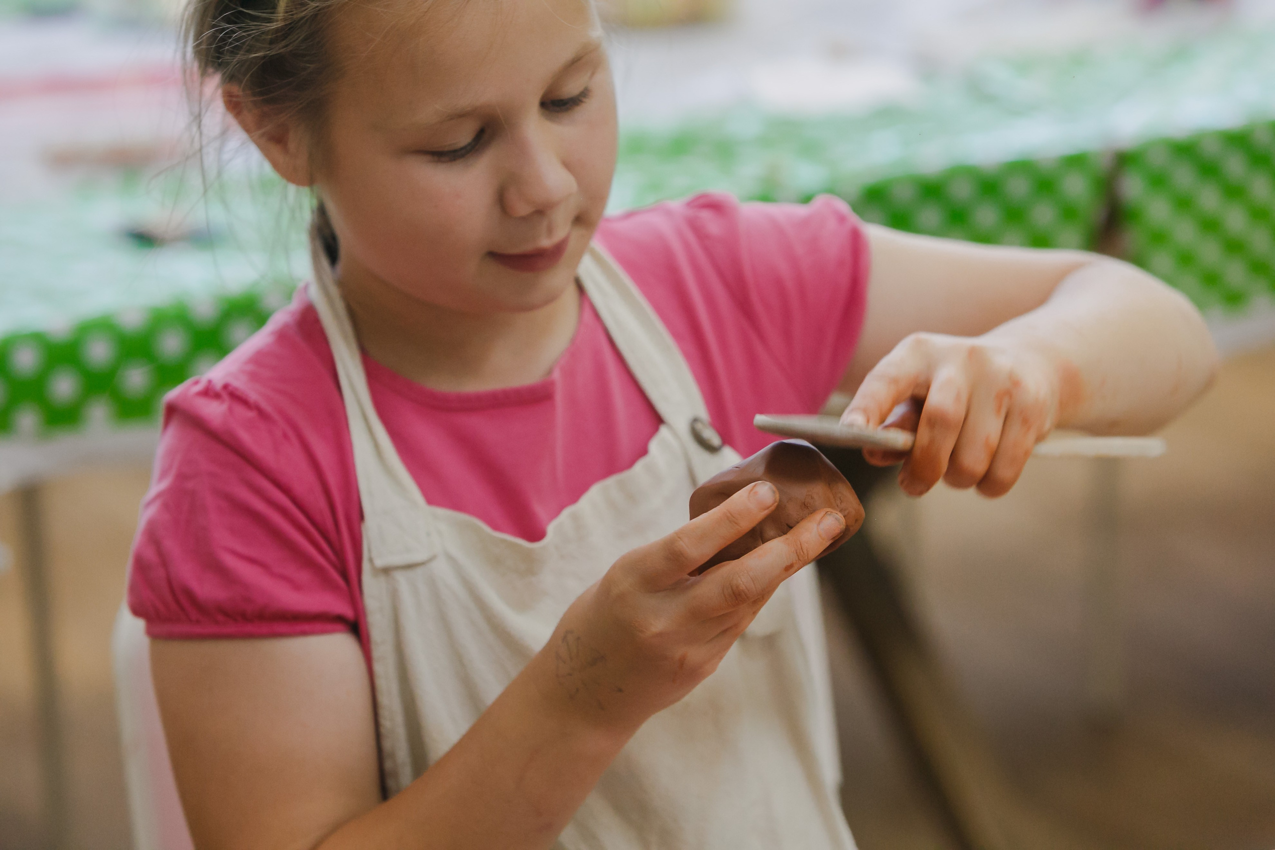 Campamento de verano infantil del taller de cerámica. Fotógrafo de retrato, familia y reportajes en Valencia | España | Europa Vitalii Lumier