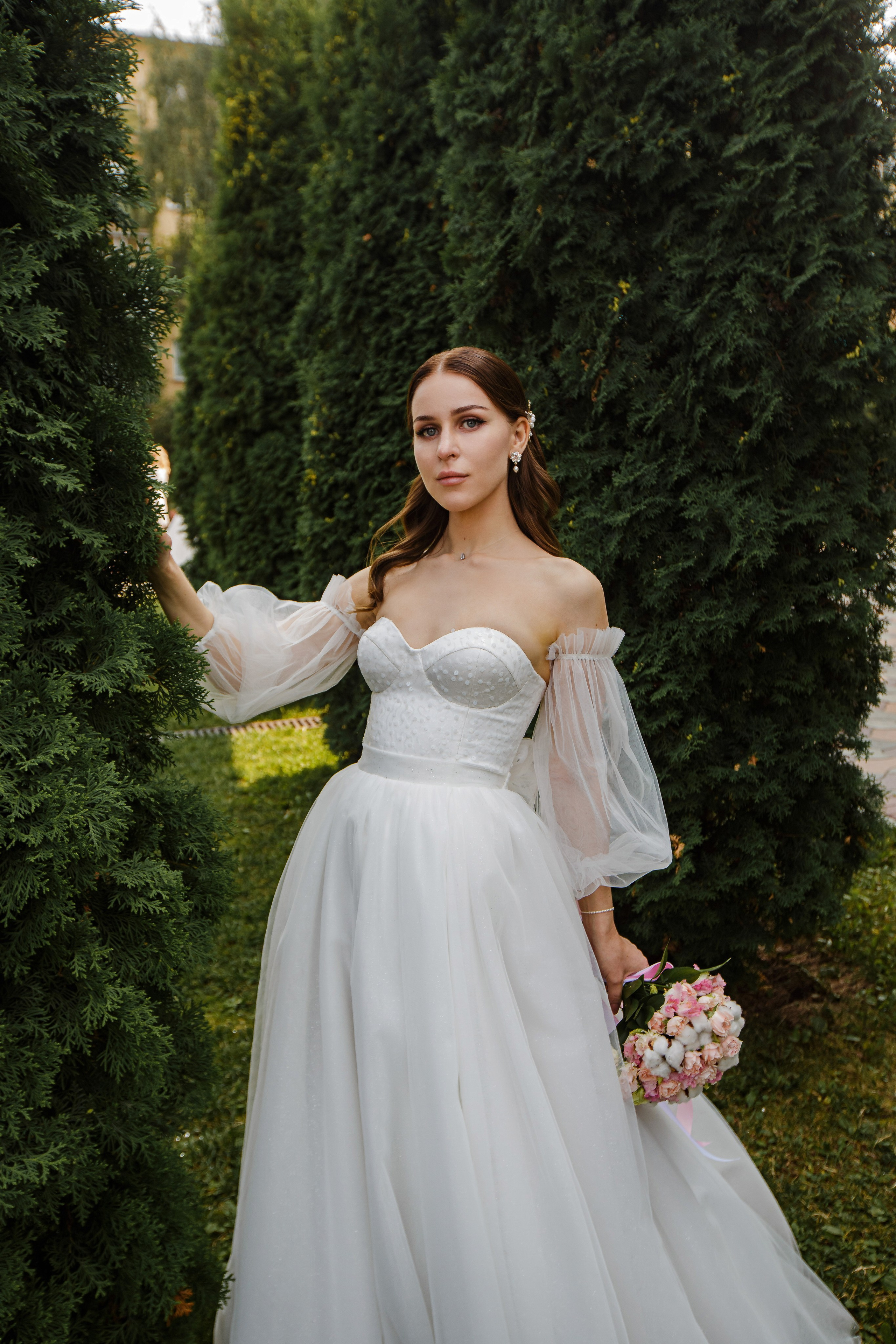 Novia con un vestido blanco en un parque de Valencia