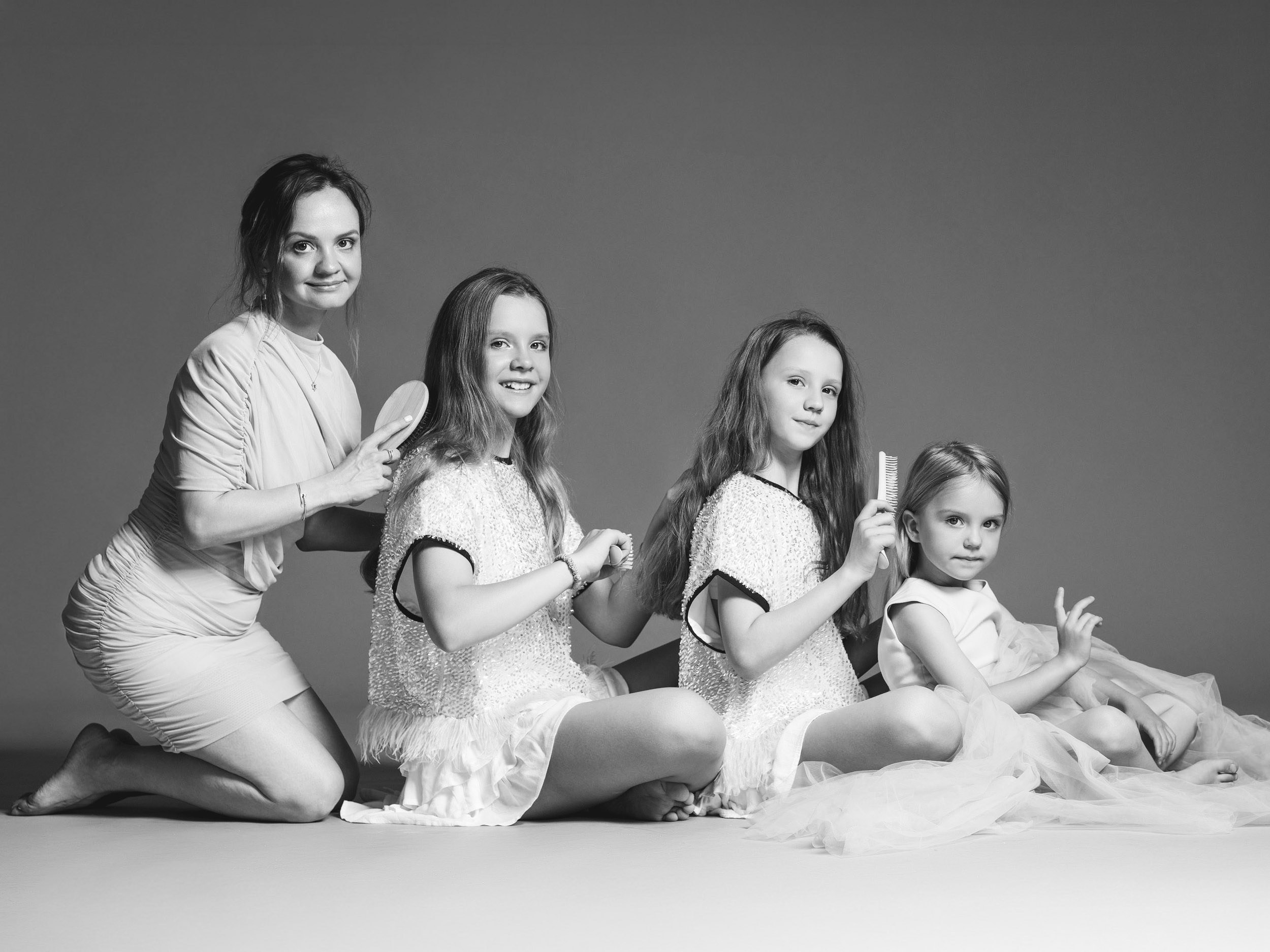 Mum, Dad, Three Girls — and a Cat. Alexander Malinovski — Wedding, Family & Portrait Photographer in London & Kent