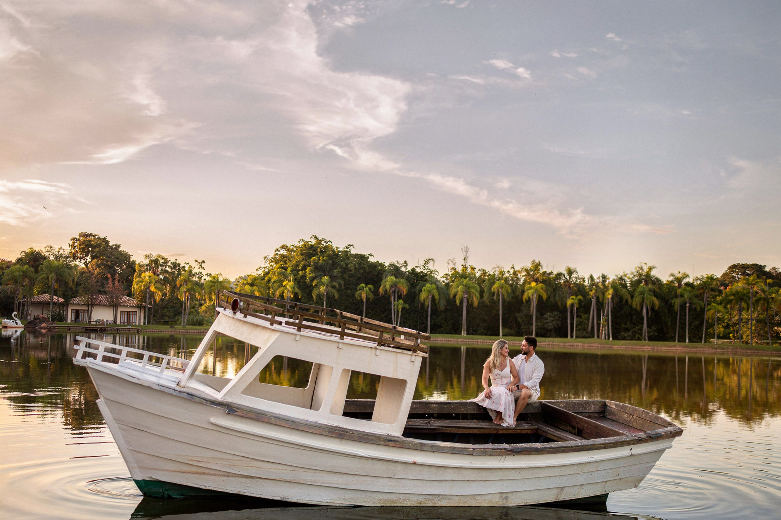 Ensaio Pré-Wedding no Interior Paulista com Lago, Areia e Pôr do Sol | Studio Melk. Tela cheia
