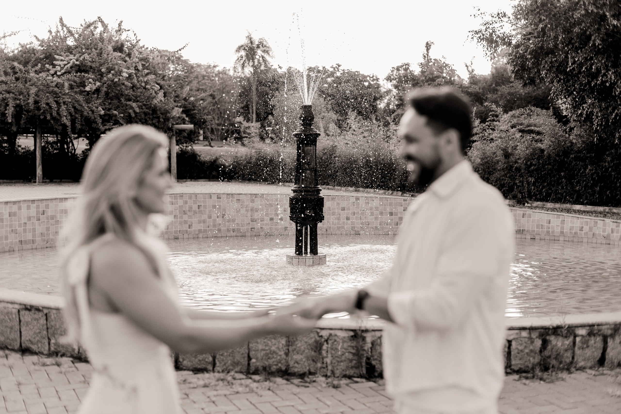 Ensaio Pré-Wedding no Interior Paulista com Lago, Areia e Pôr do Sol | Studio Melk. Tela cheia