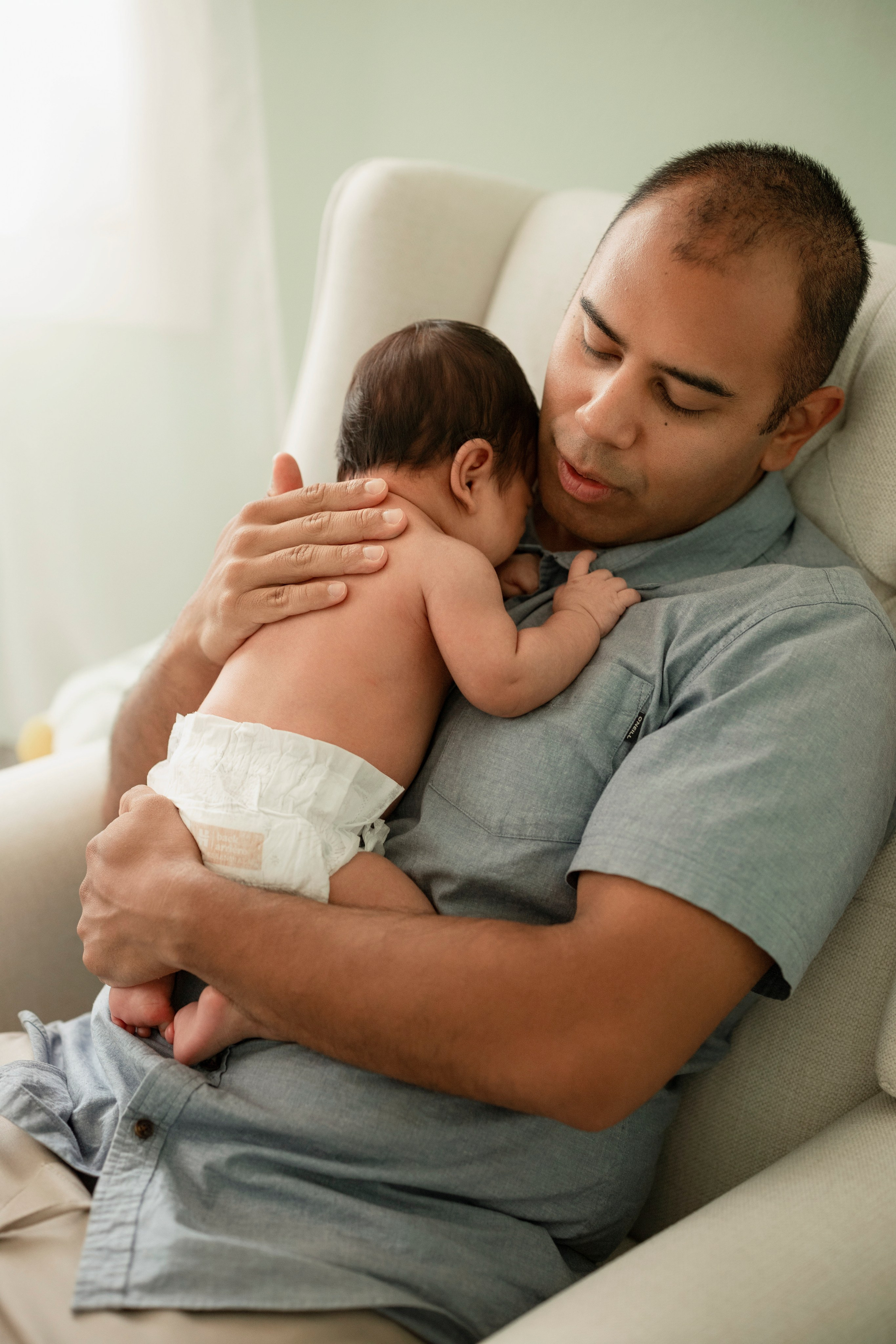 Family photoshoot at home with newborn in natural setting