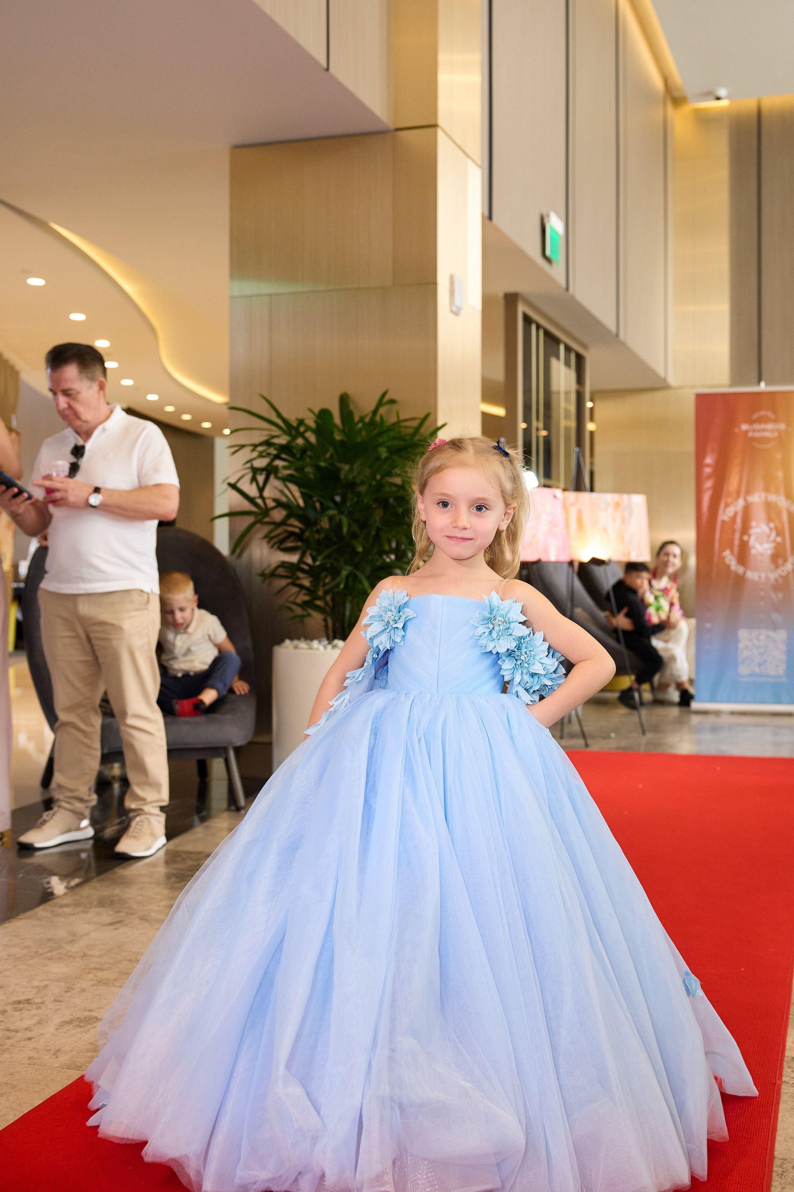 Авторская благотворительная художественная выставка Дианы Бортник. Фотограф Юлия Маковеева