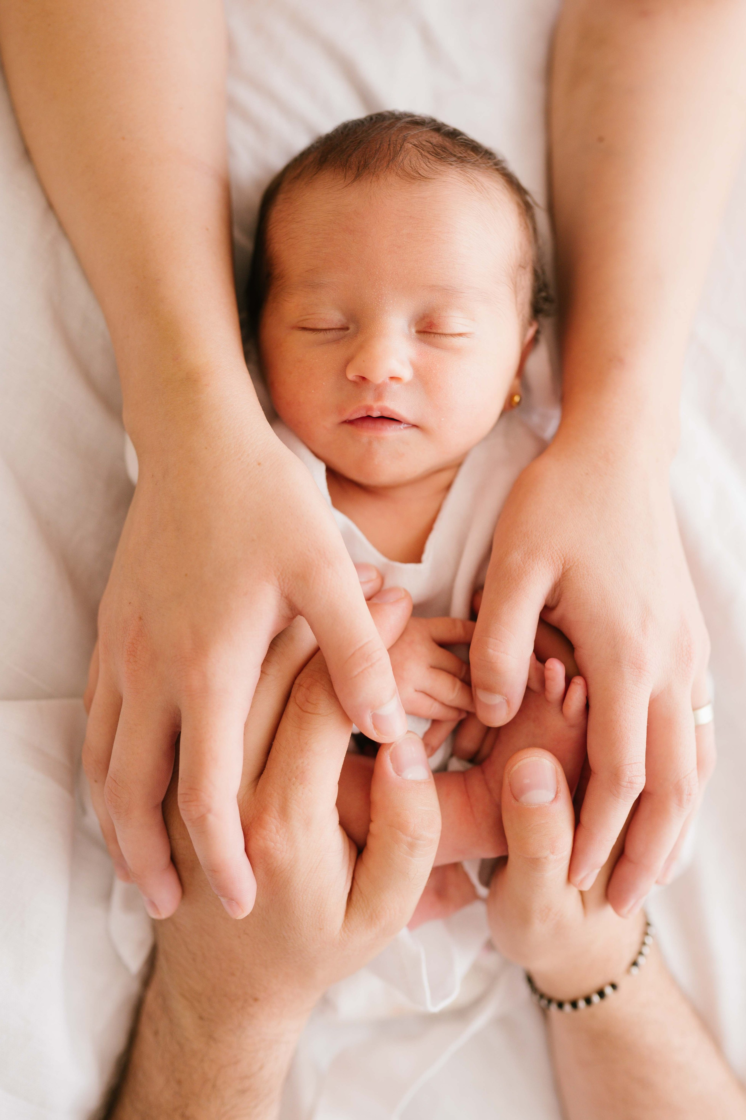 Inspira sesiune foto nou-nascut. Madalina Beda- Artist vizual, fotograf, doula la nastere, consultant babywearing Brasov si in toata tara