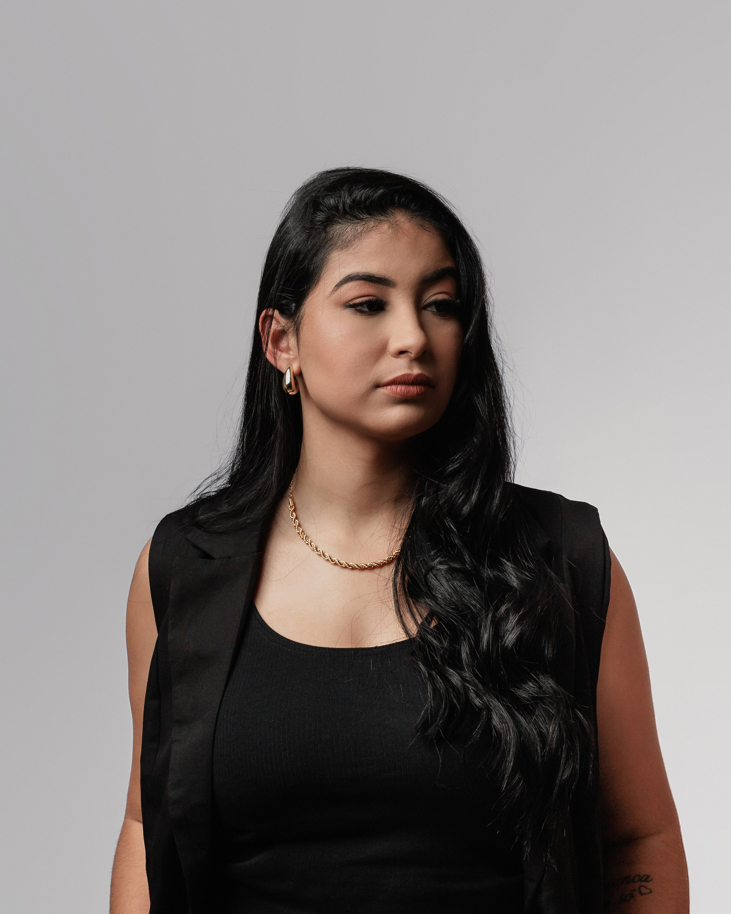 2025 | Micheli — Meio Curso — Estudio. Denis Damasceno | Fotografia