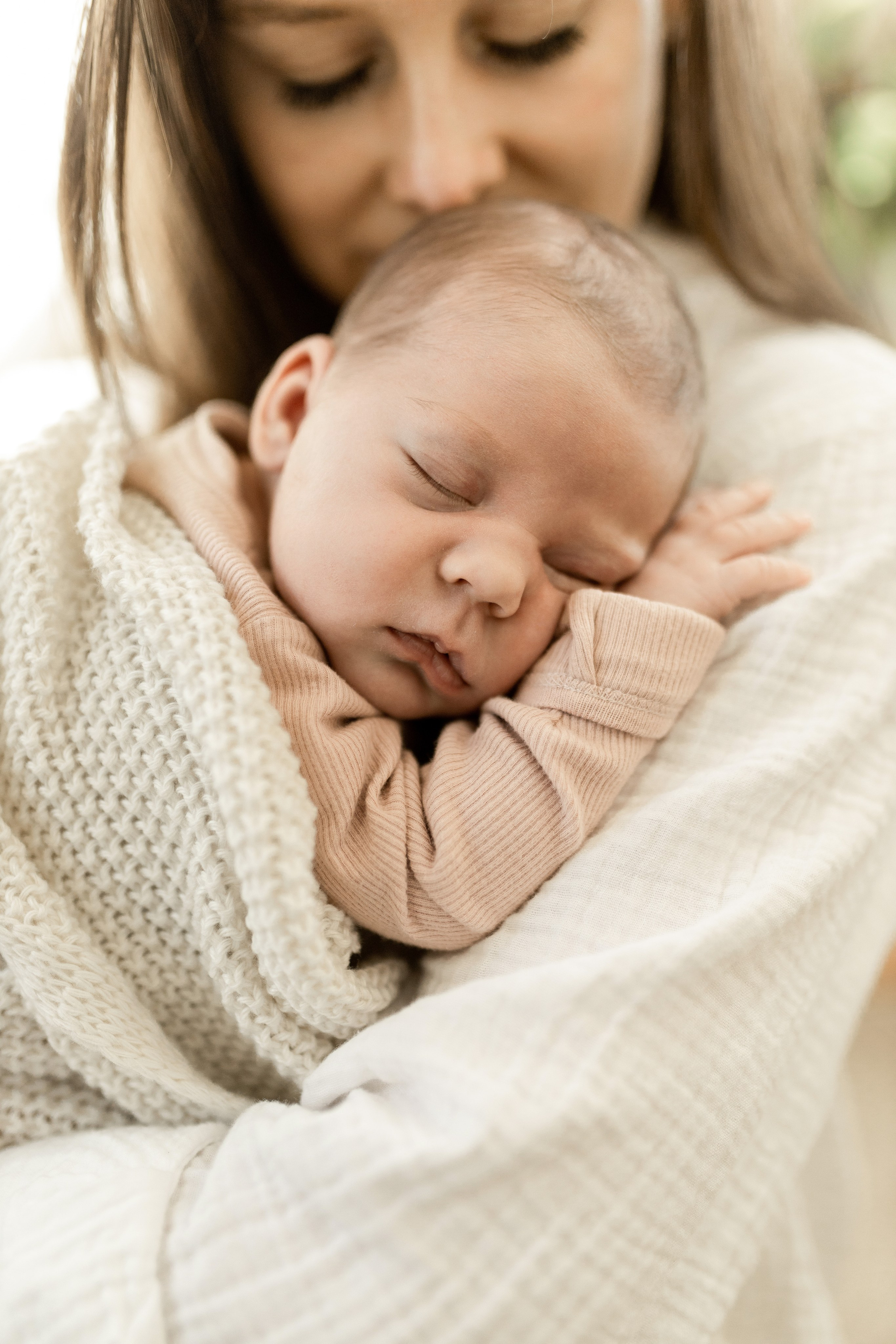 Newborn Lifestyle. Family photographer in Bay Area, California