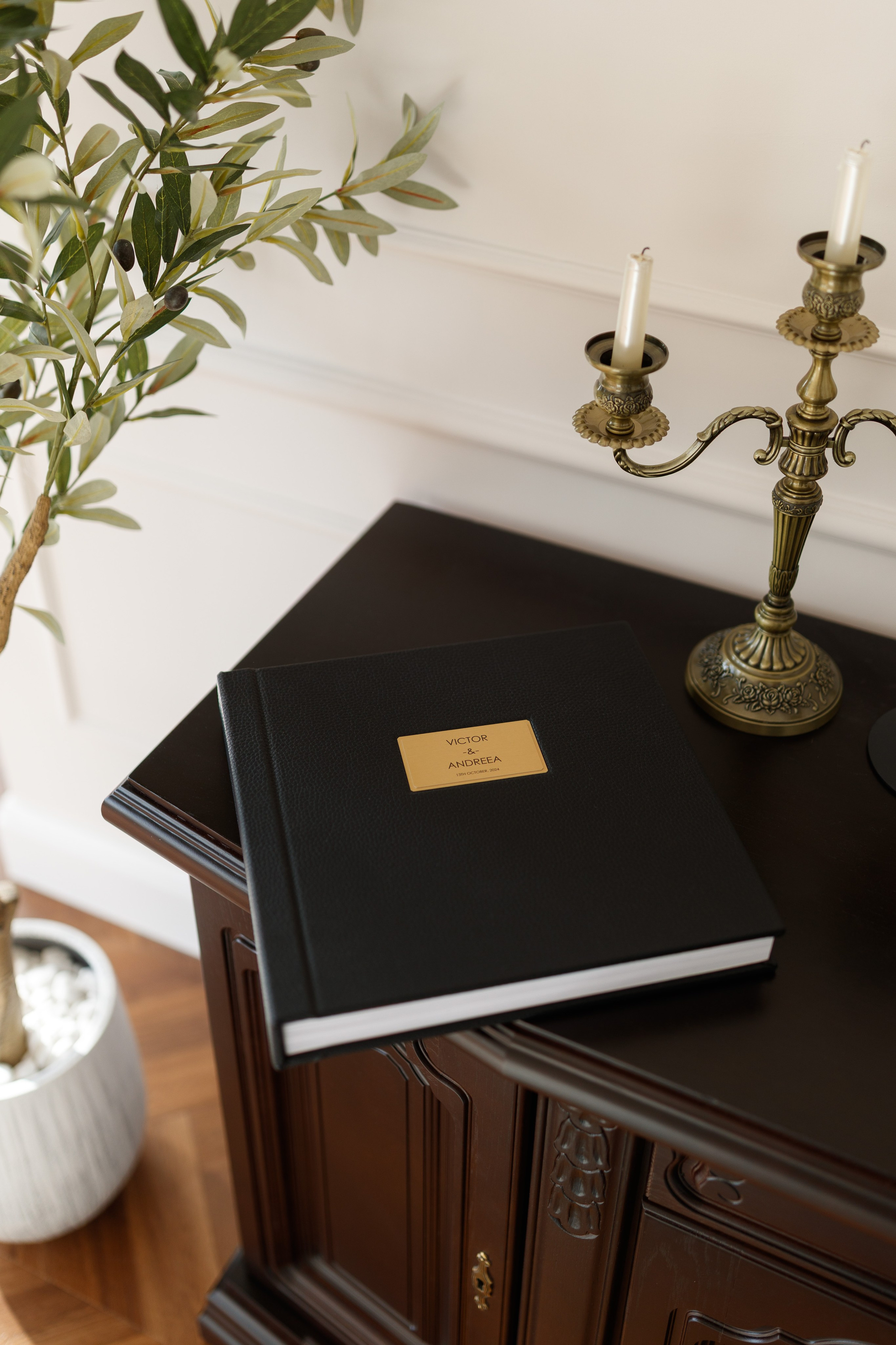 Albume de Nuntă cu Copertă din Eco-Piele Neagră – Eleganță Clasică și Povestea Dragostei Tale. Scarlat Photography