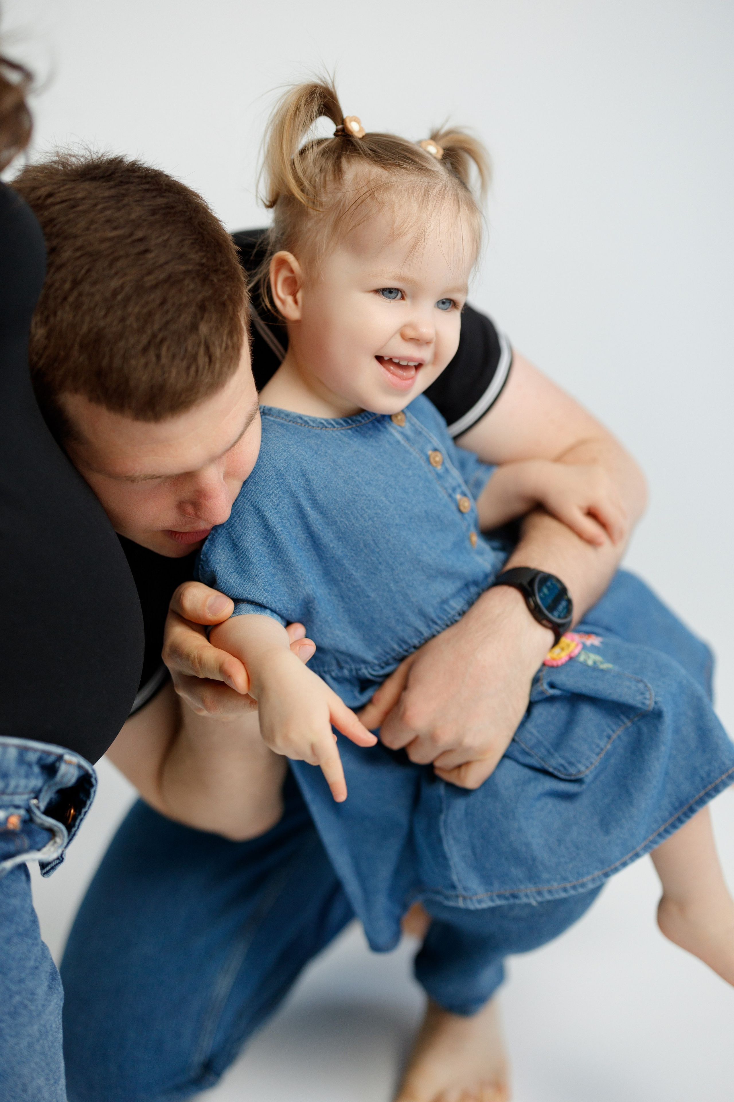 Ședință Foto de Familie — Stil Minimalist pe Fundal Alb. Scarlat Photography