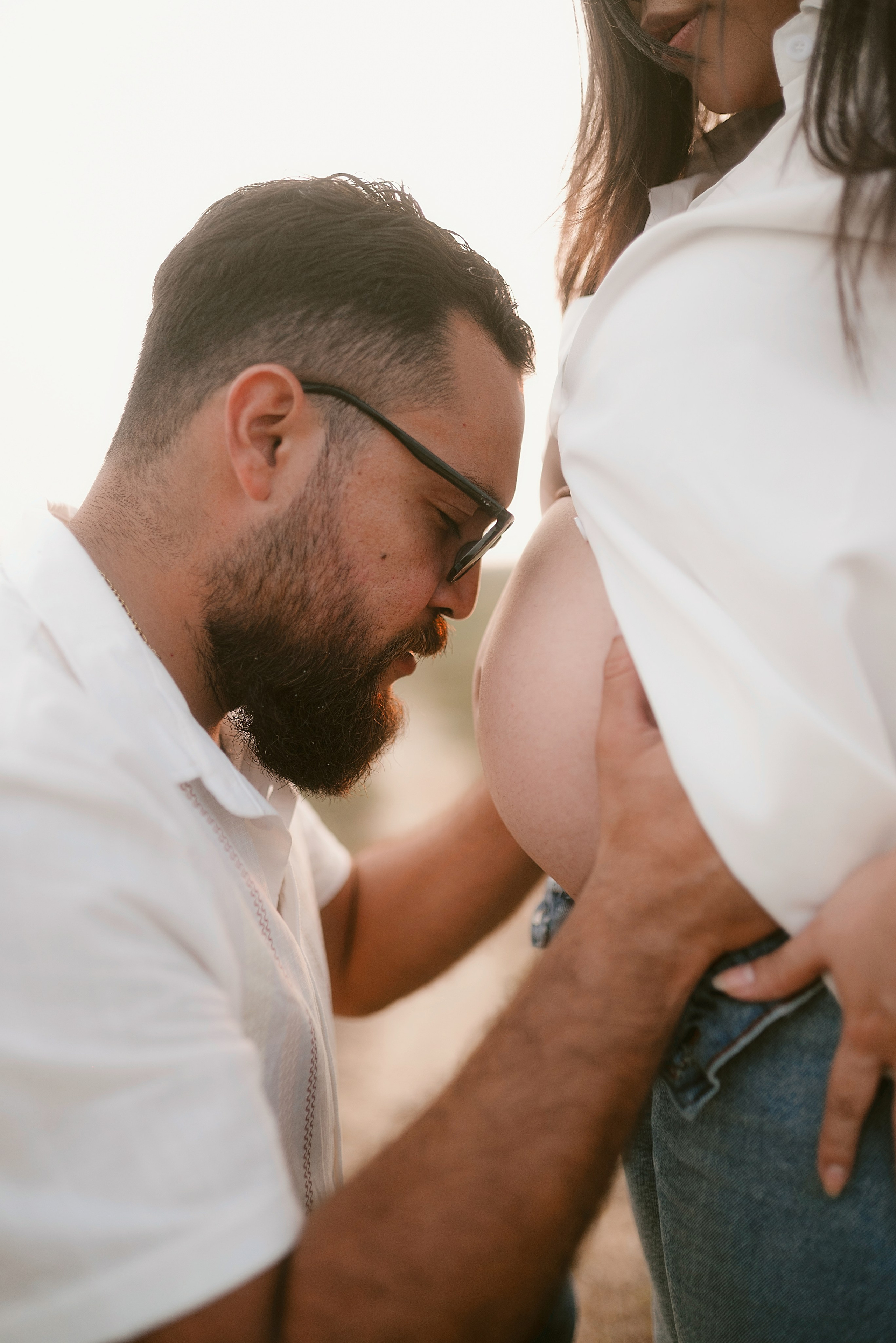  Sesión embarazo Carlos RaGo Fotografía Pareja abrazada en sesión de maternidad exterior