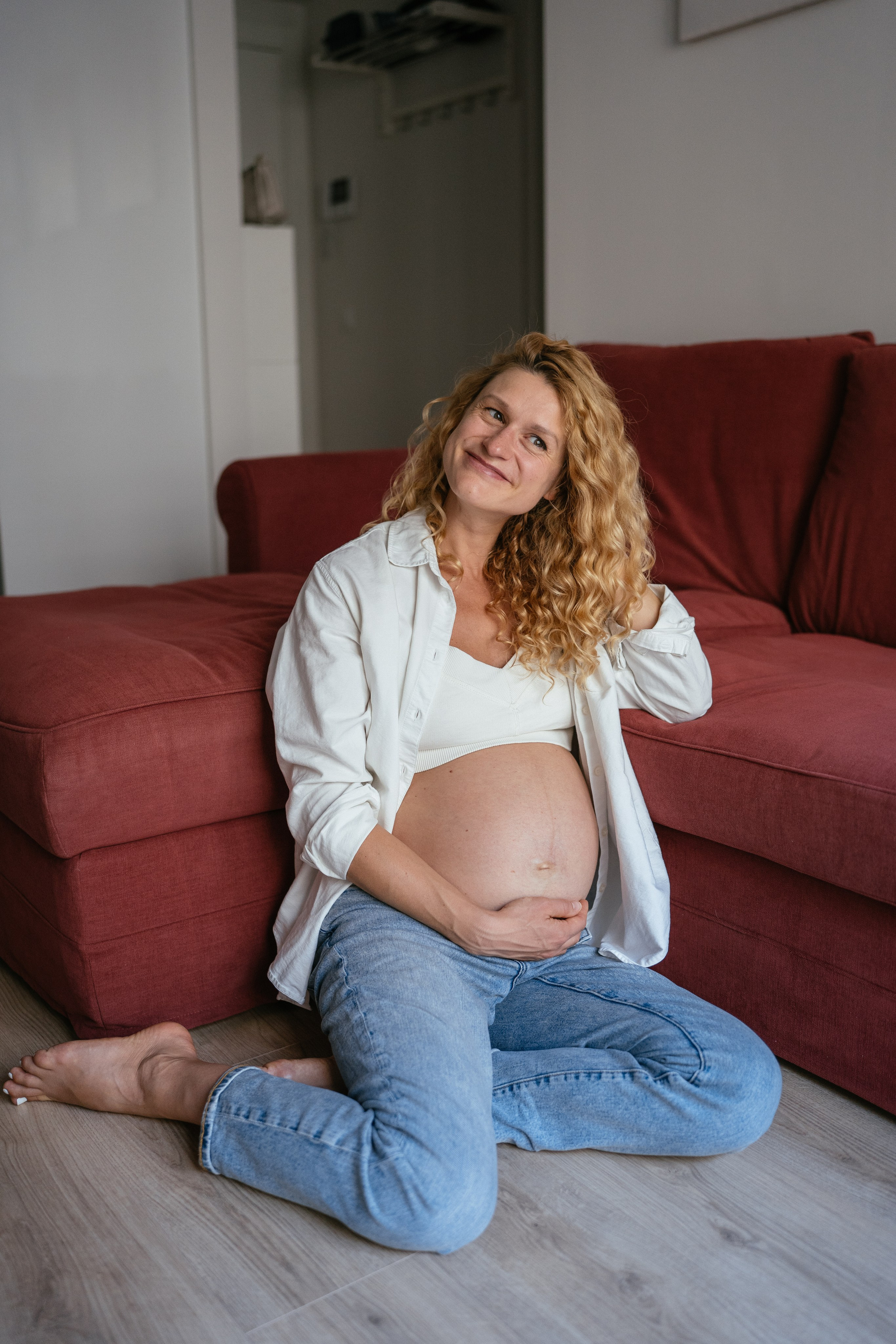 Candid pregnancy photoshoot in the park. Photographer in Madrid, Spain. Alyona Belyaninova