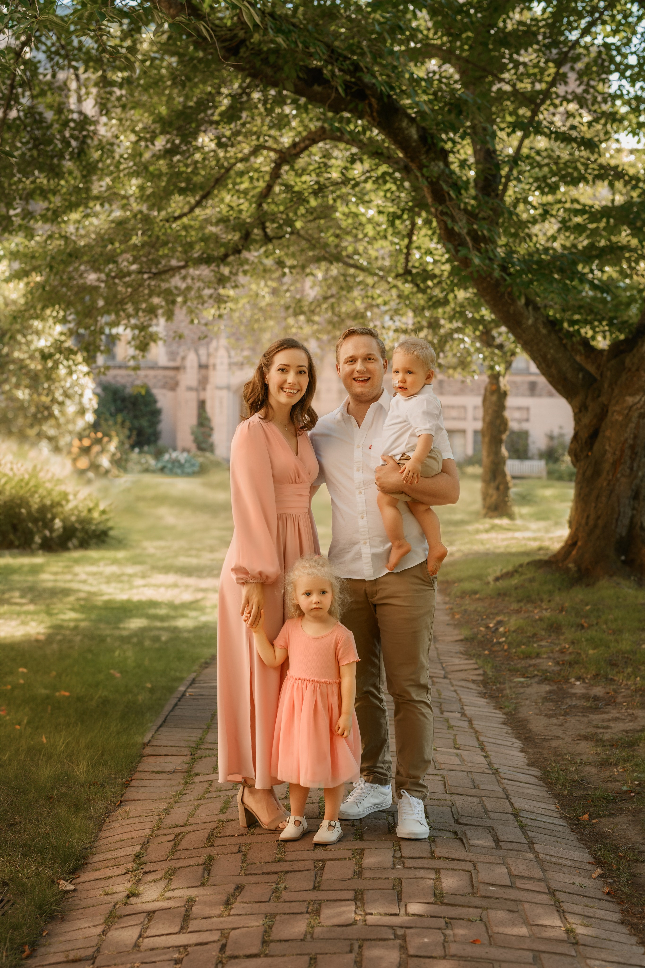 Family of Karina. Wedding & family photography in Seattle area. Helen Michelle photographer