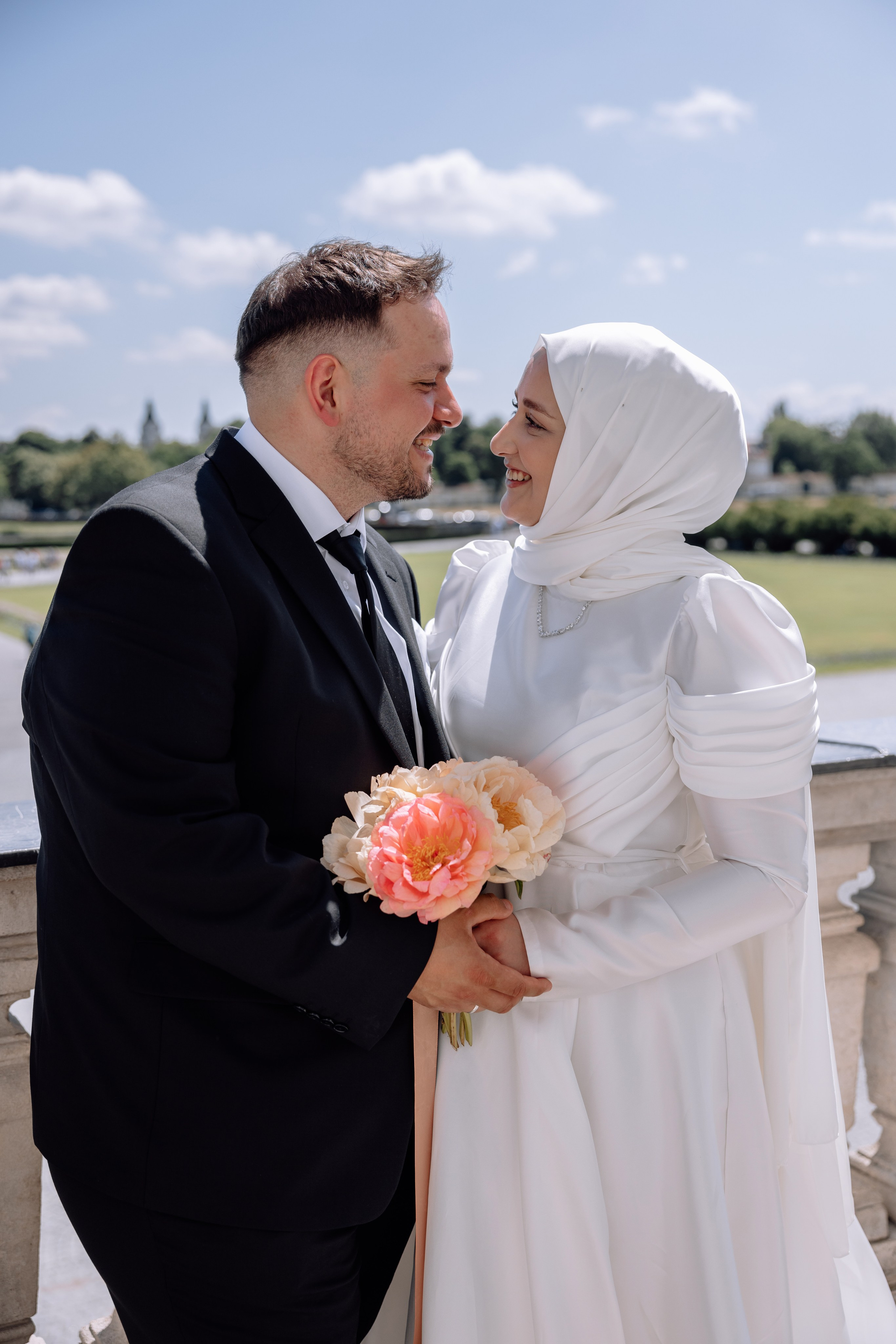 Paar genießt den Tag voller Liebe vor dem Schloss Nymphenburg