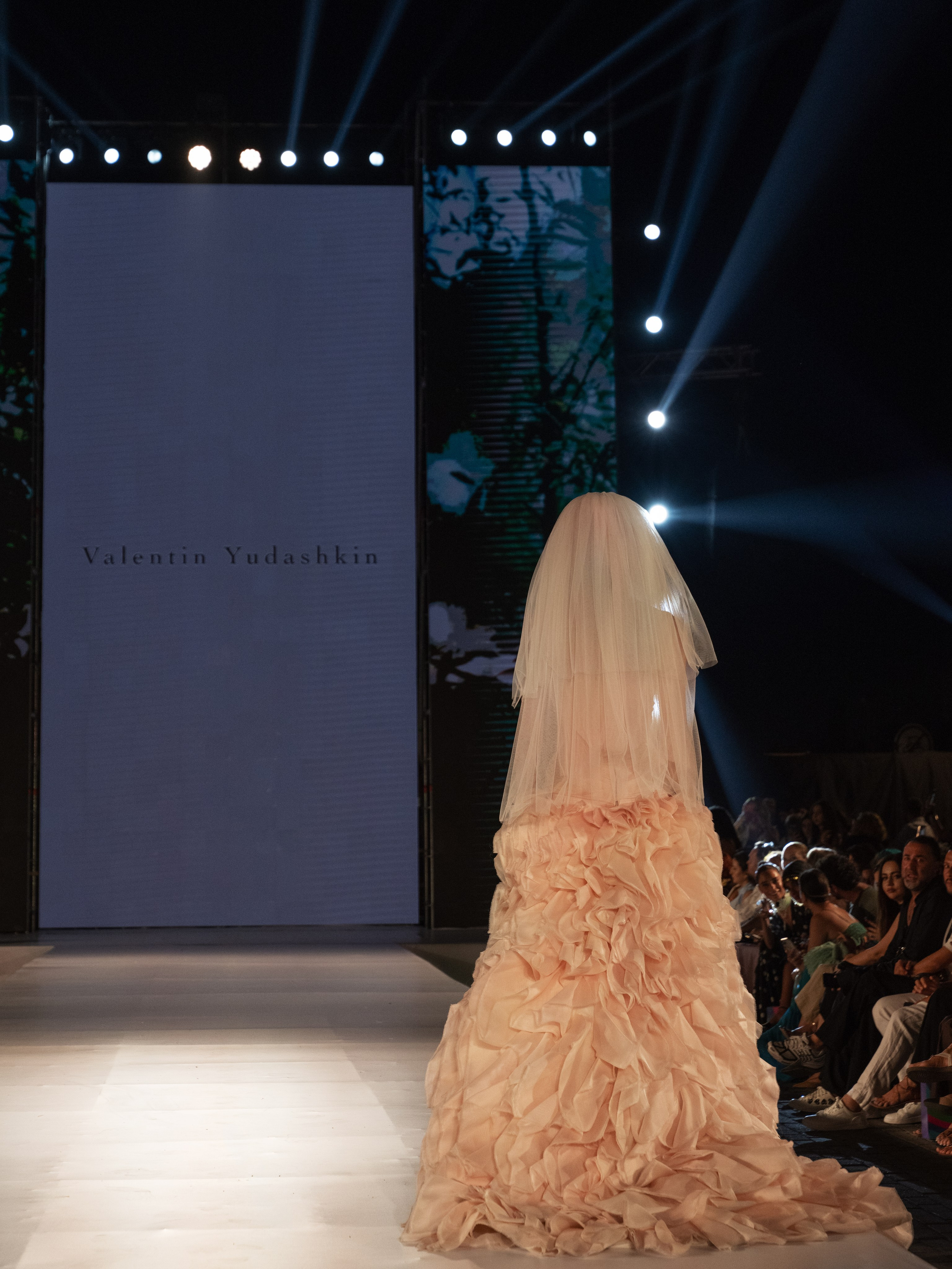 Valentin Yudashkin x AFW 2026. Фотограф Баку Тбилиси