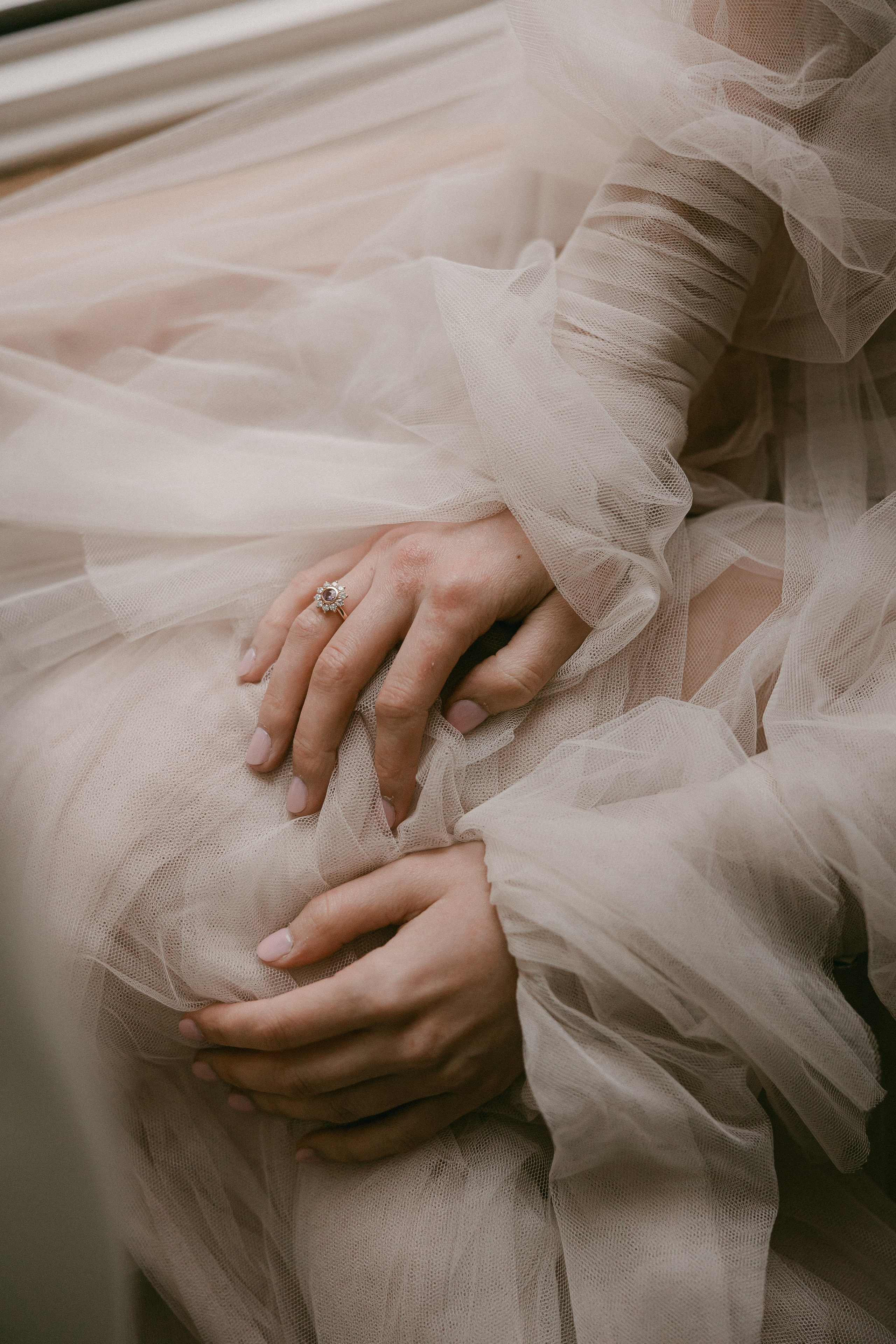 Sarah/ getting ready. Wedding and Family Photographer Switzerland and Italy. Valeria Diaz