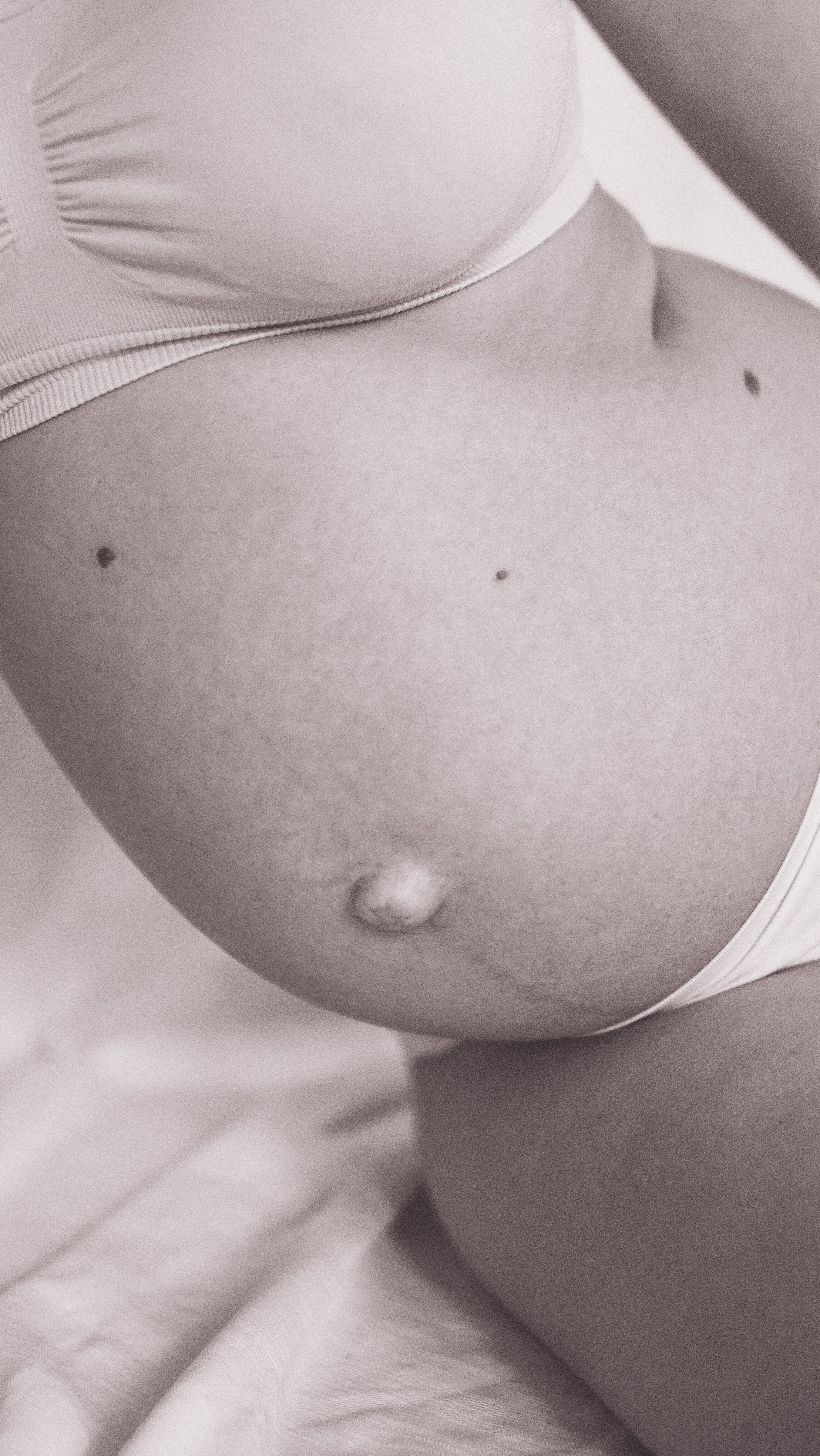 Mother Earth: Proiect de Fotografie Maternitate | Mădălina Beda. Madalina Beda- Artist vizual, fotograf, doula la nastere, consultant babywearing Brasov si in toata tara