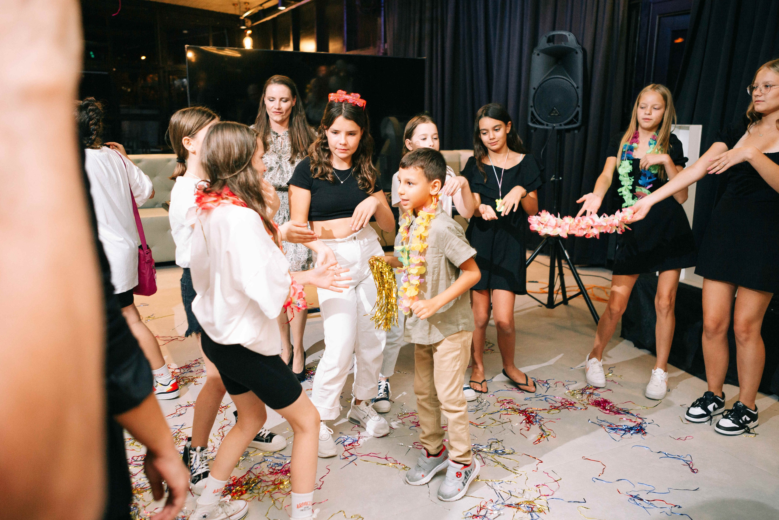 PARTY WITH FRIENDS. Https://shi-photo.com/