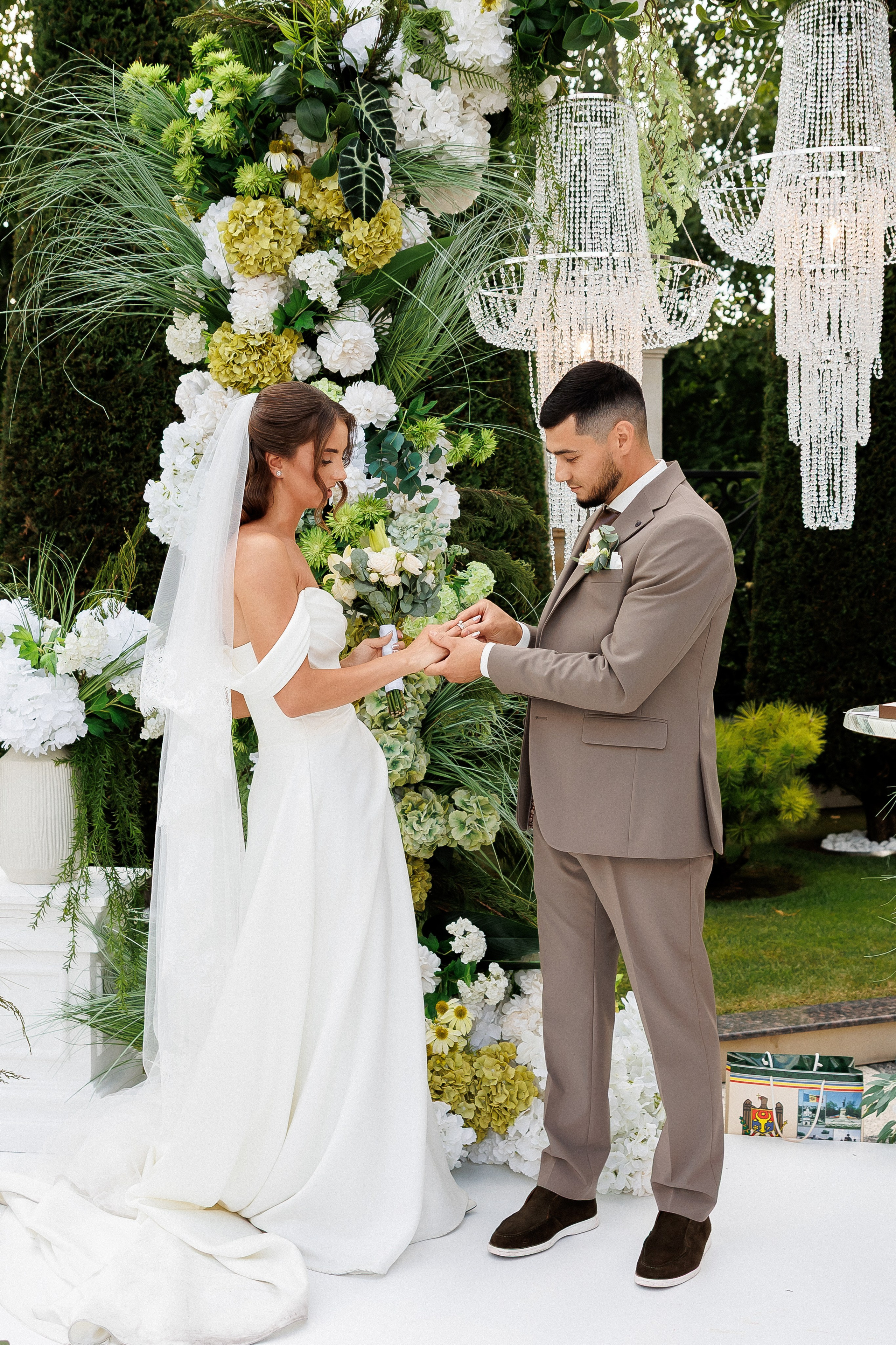 Eugen & Livia — Grand Elysee — Wedding Day. Servicii Foto și Video 067188353