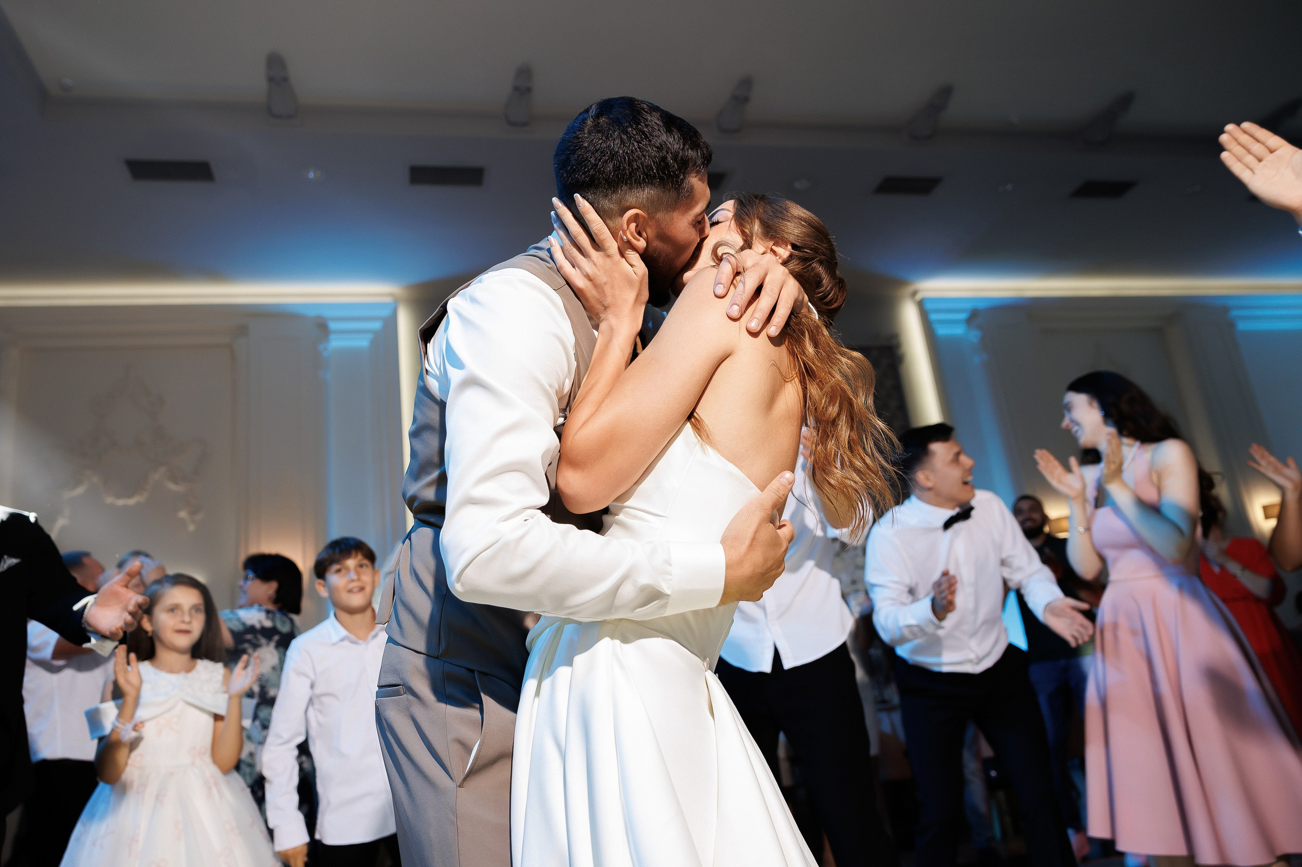 Eugen & Livia — Grand Elysee — Wedding Day. Servicii Foto și Video 067188353