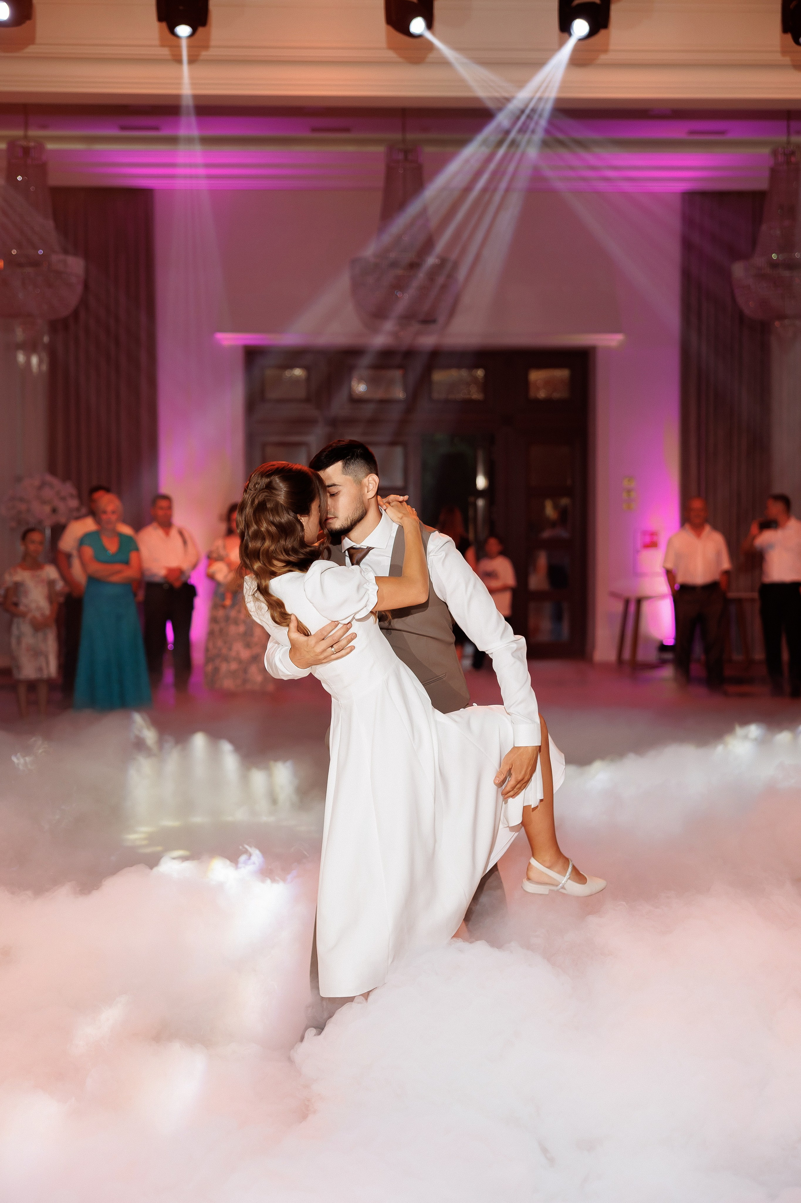 Eugen & Livia — Grand Elysee — Wedding Day. Servicii Foto și Video 067188353