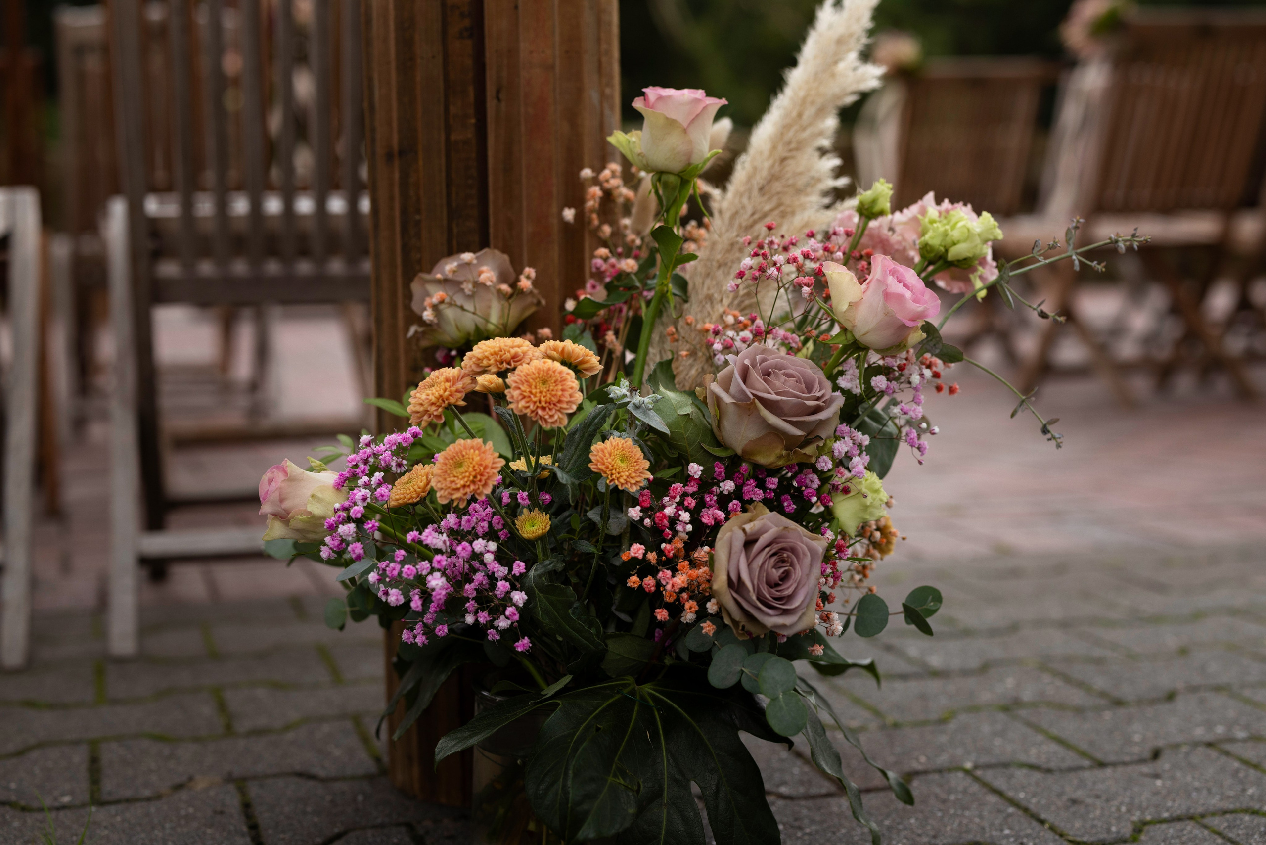 Brautpaar bei der freien Trauung im Artland Kotten, Quakenbrück, vor einer malerischen Scheune und üppiger Natur.