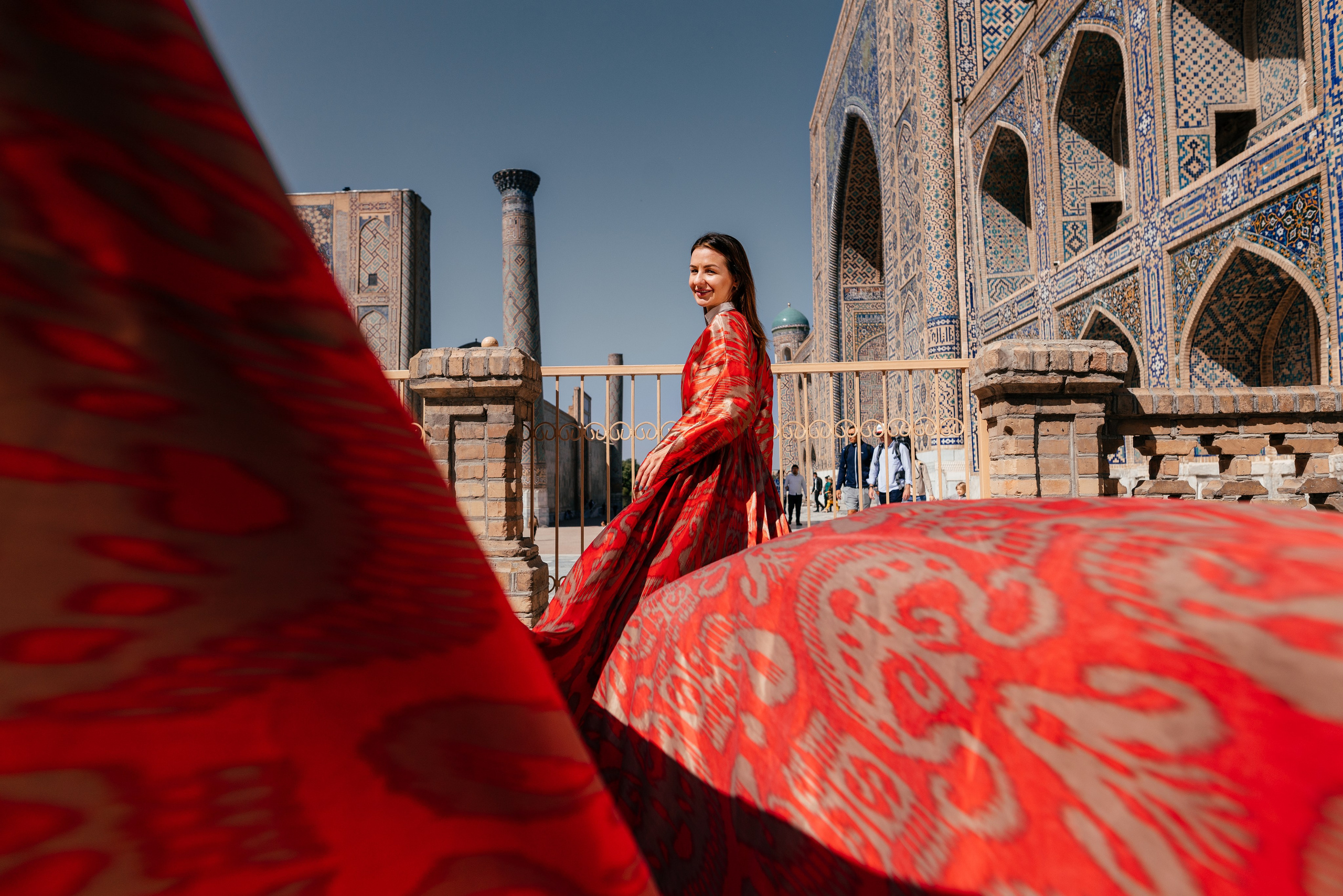 Красное длинное платье. Фотограф в Узбекистане и Самарканде Джасур Марупов