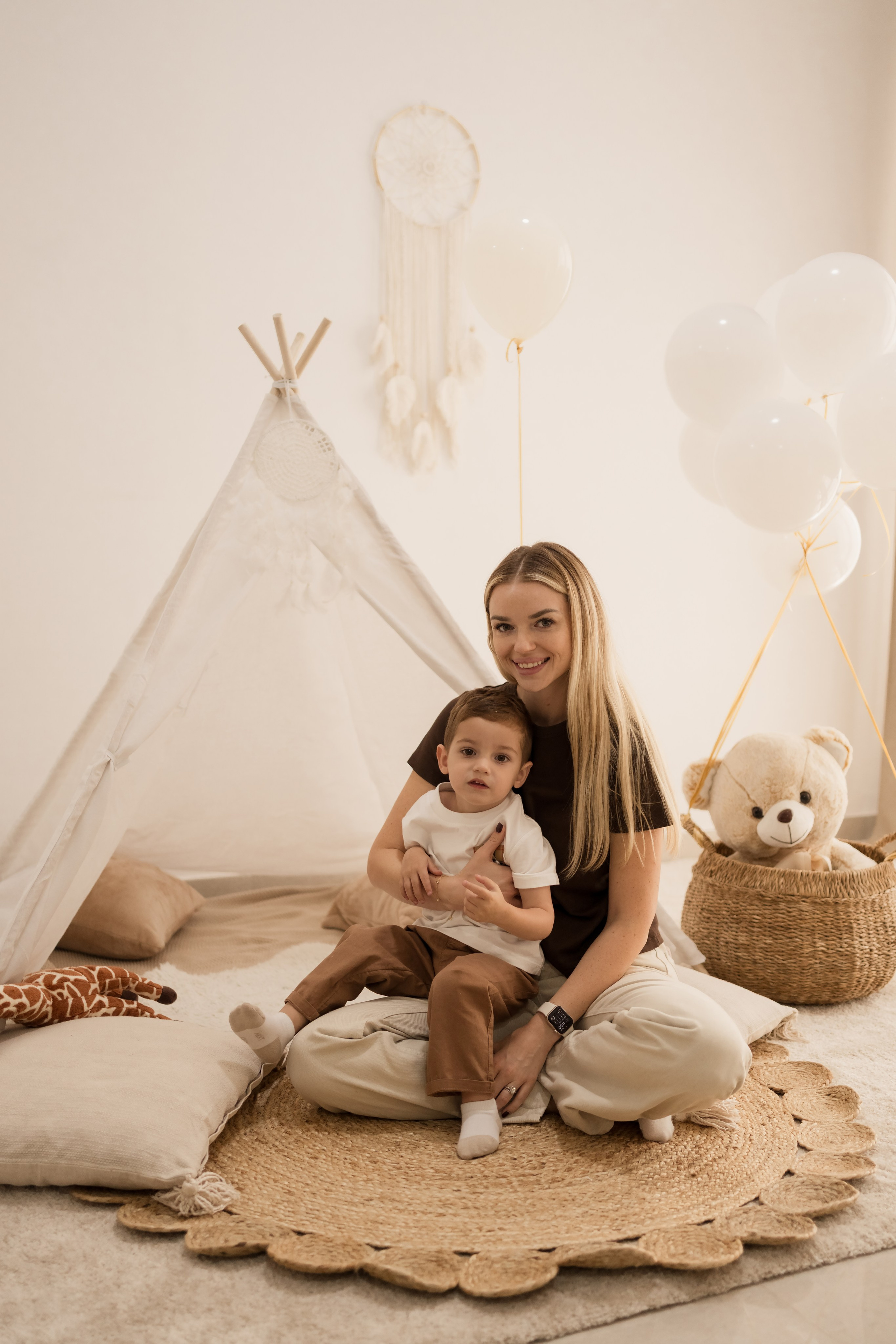 Home studio session — fun and giggles!. Angela Iakovleva — Family Photographer in Dubai