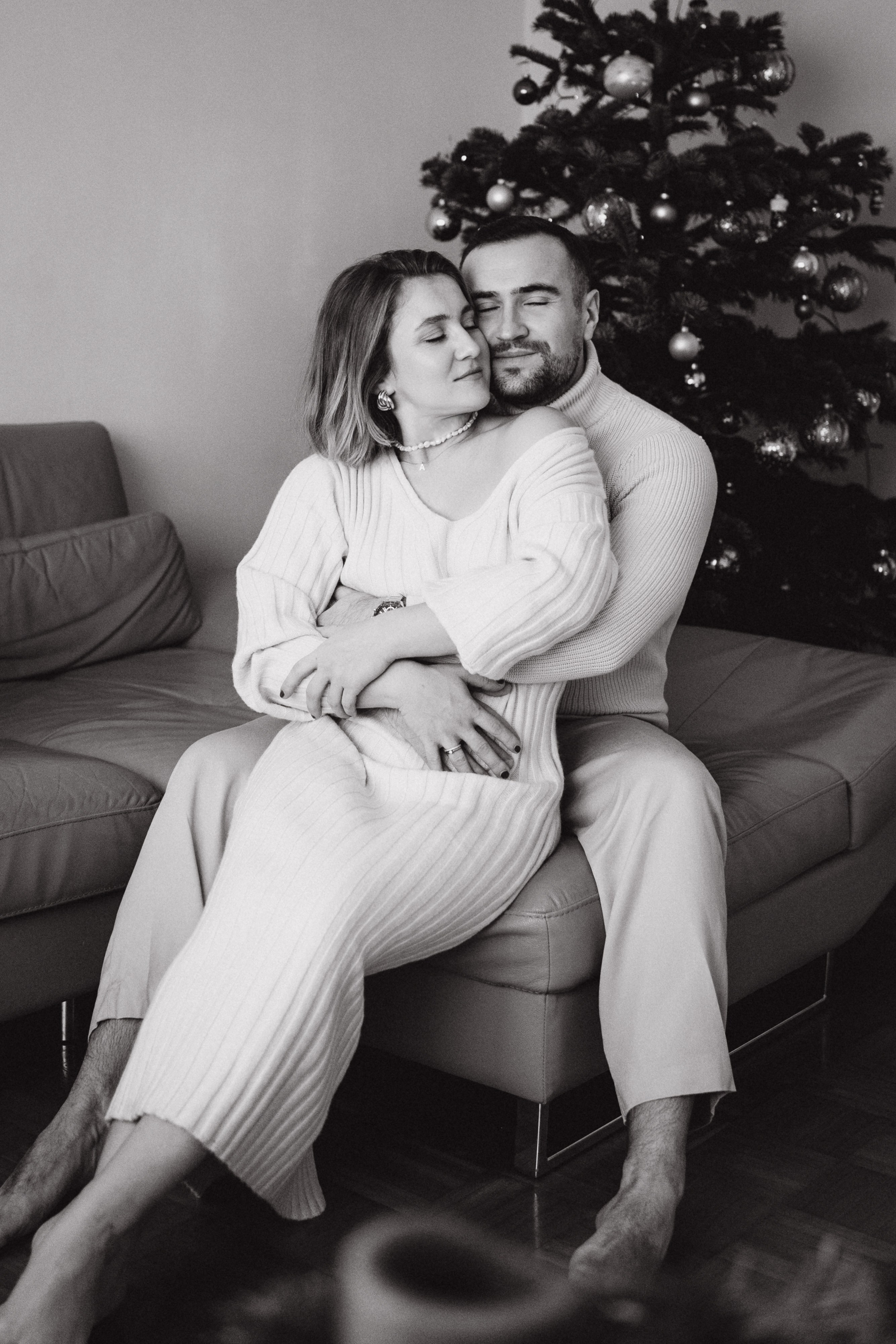 Ein liebevolles Paar kuschelt sich eng aneinander auf dem Sofa.