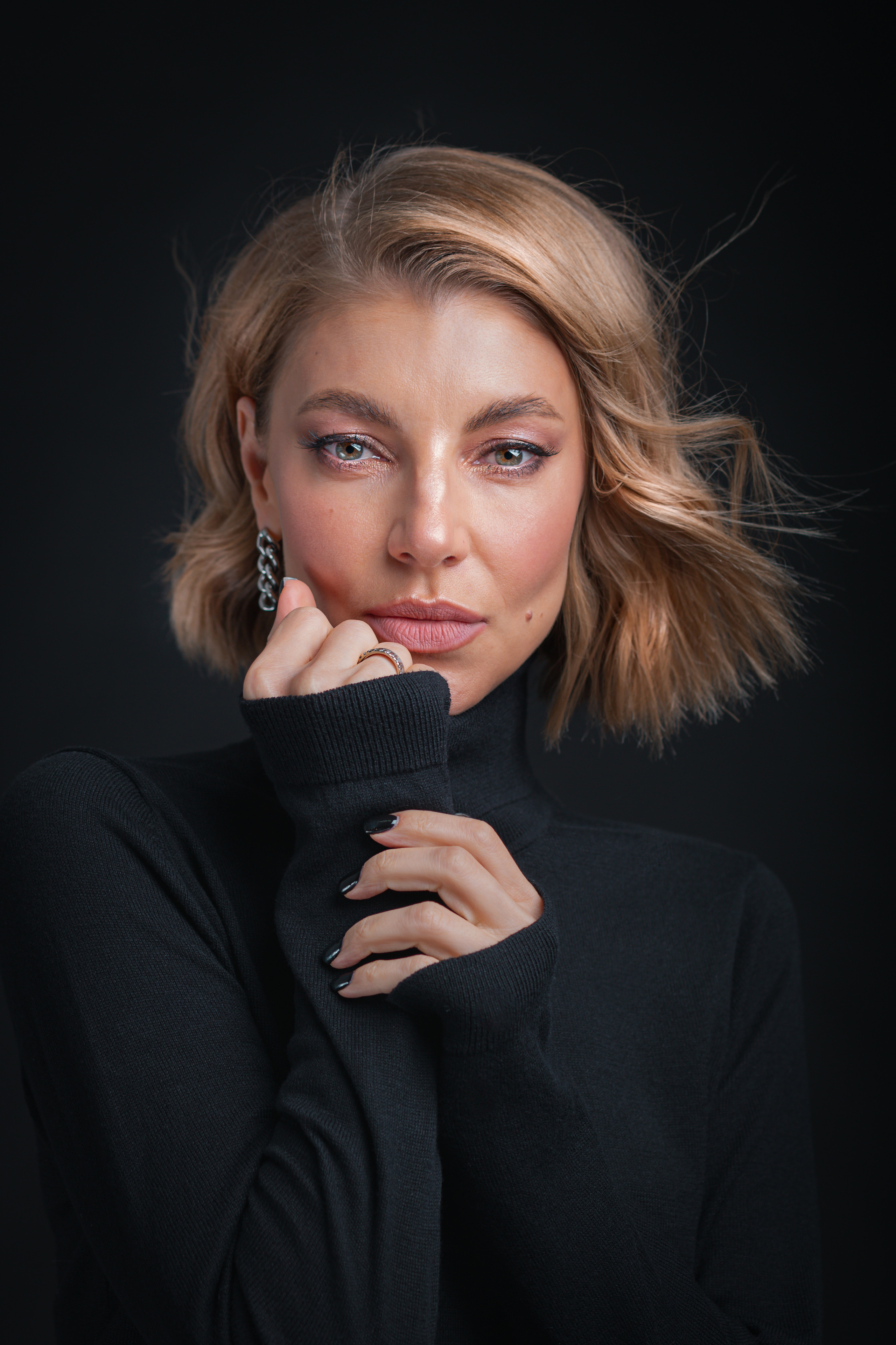 Фотопроект с грим и прическа за женски празник. Фотограф Бургас. Фотосесии в студио и на открито, портрети, заснемане