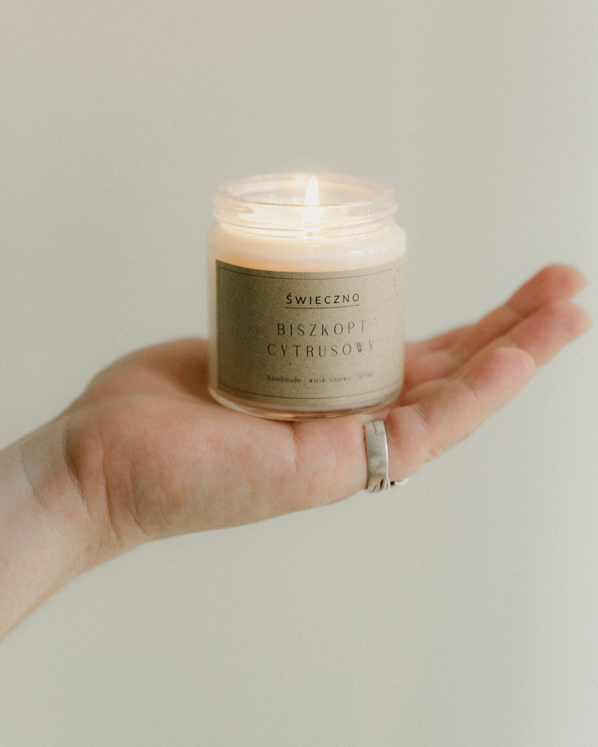 Candles | insta content. Kaja | fotograf we Wrocławiu | ludzie i psy