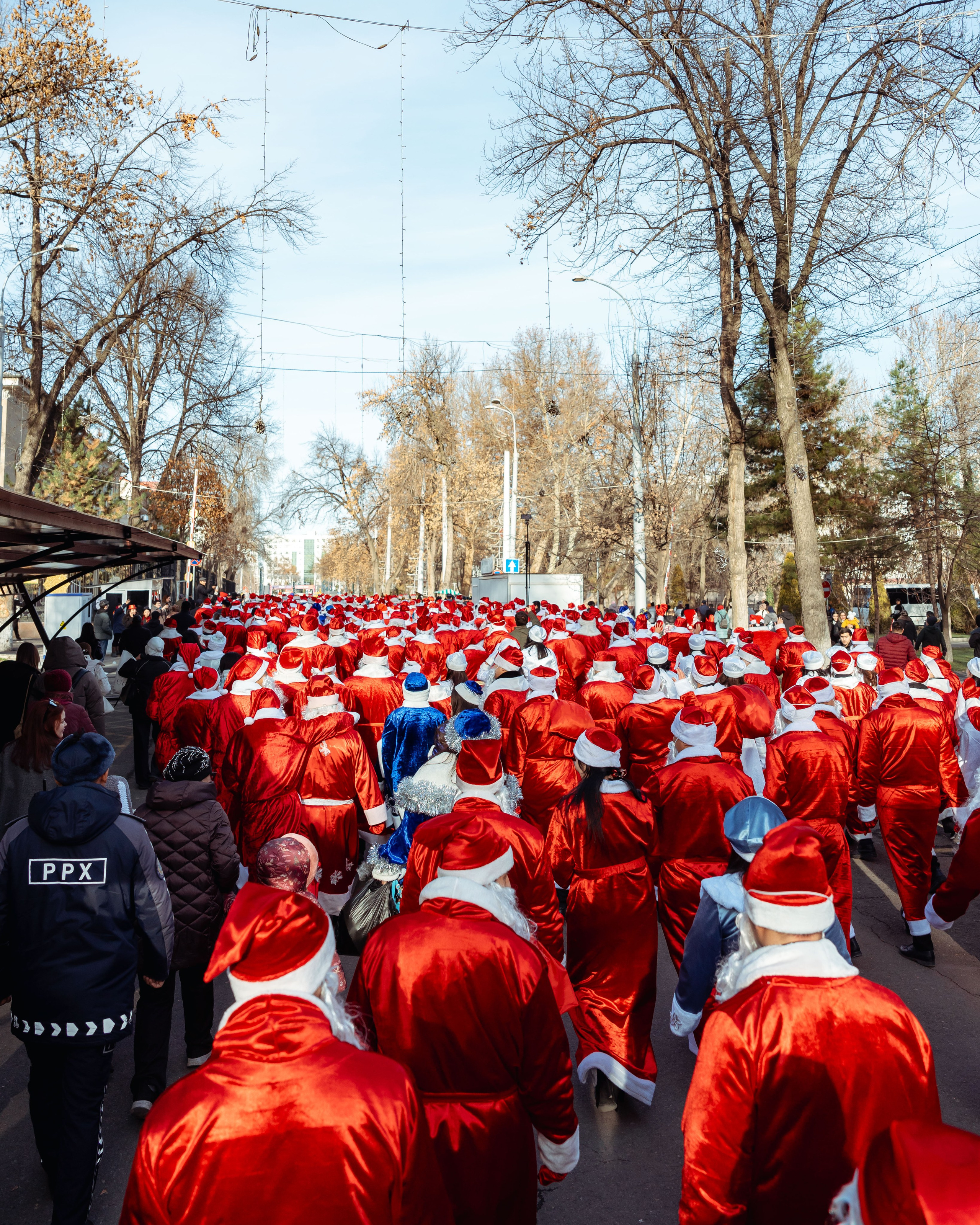 Парад Дедов Морозов. Георгий Намазов | Фотограф в Ташкенте