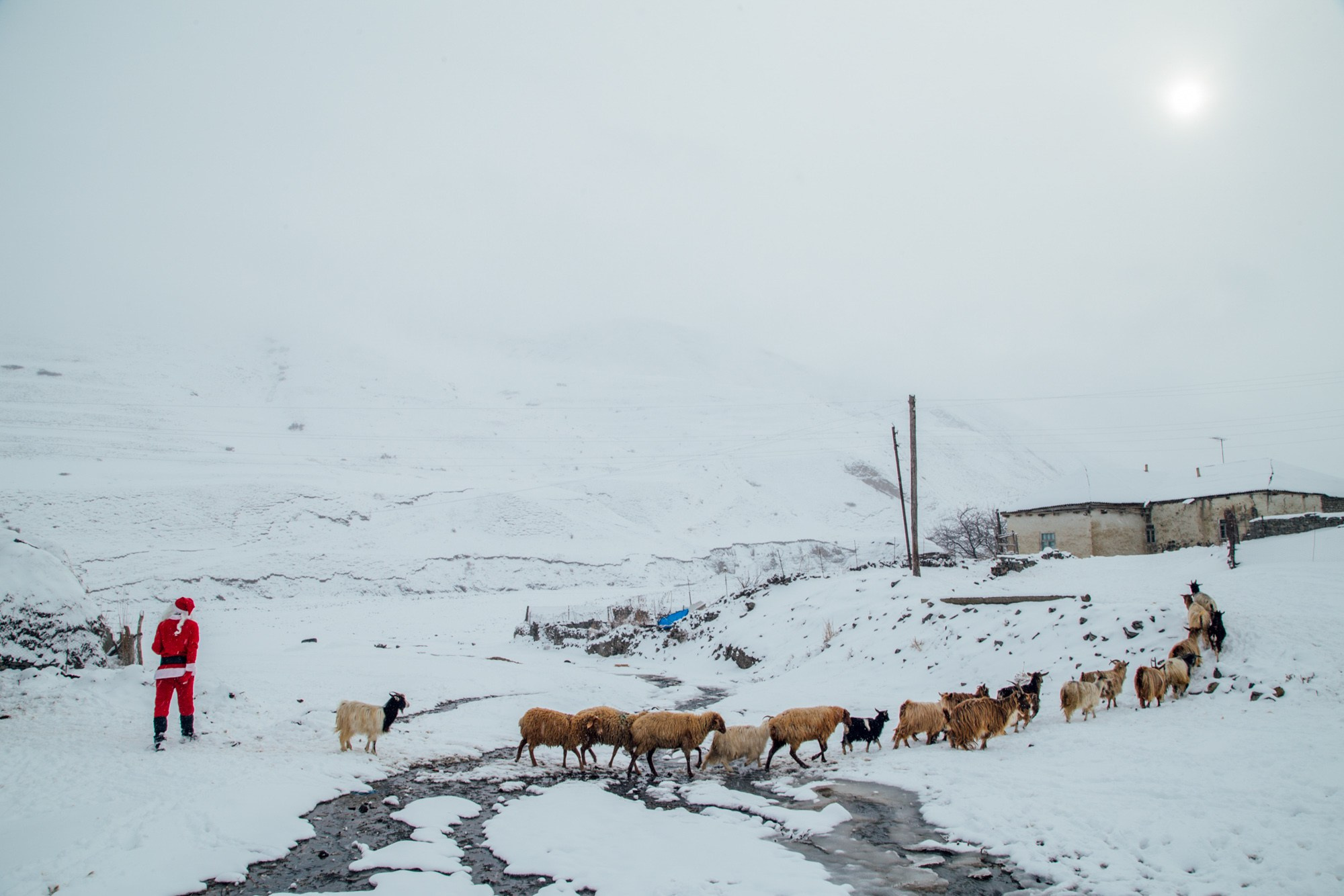 Şaxta Baba Ucqar Dağ Kəndlərində - Sosial Layihə. Bakıda Peşəkar Tədbir, Love Story və Təbiət Fotoqrafı — Elşən Baba