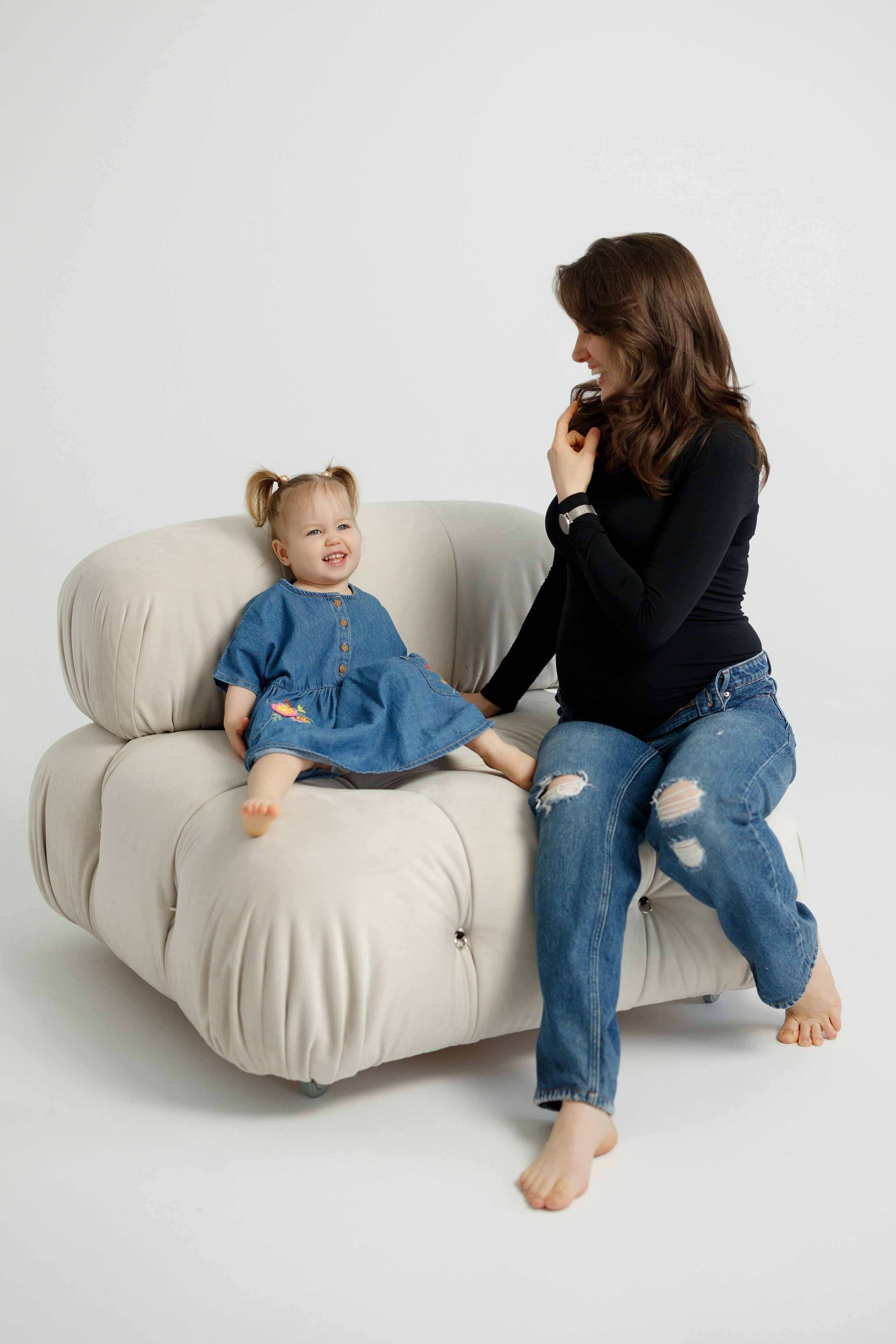 Ședință Foto de Familie — Stil Minimalist pe Fundal Alb. Scarlat Photography