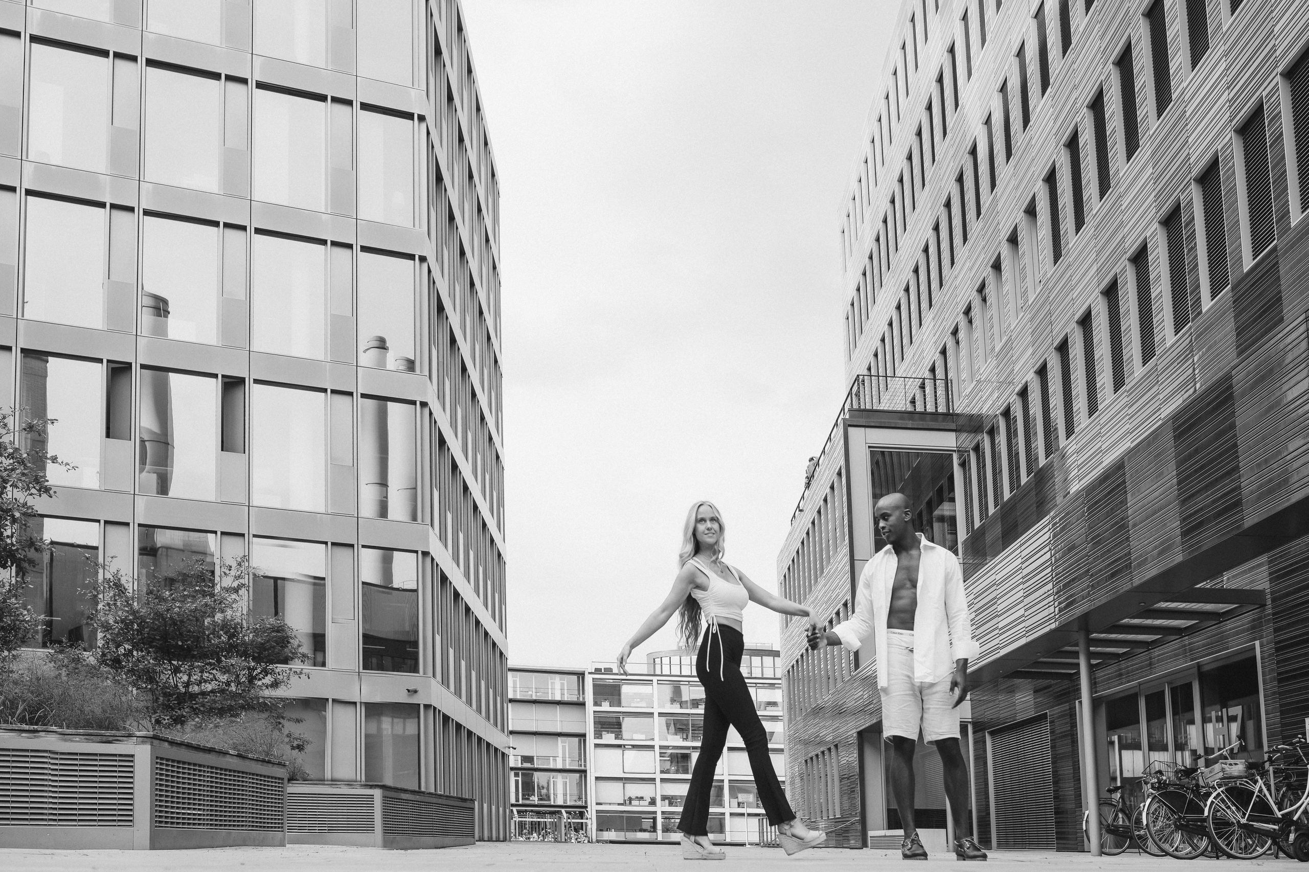 Love Story Münster Haven. Schwarz-weiß Fotografie in Münster. Fotografin Viktoria Roschen