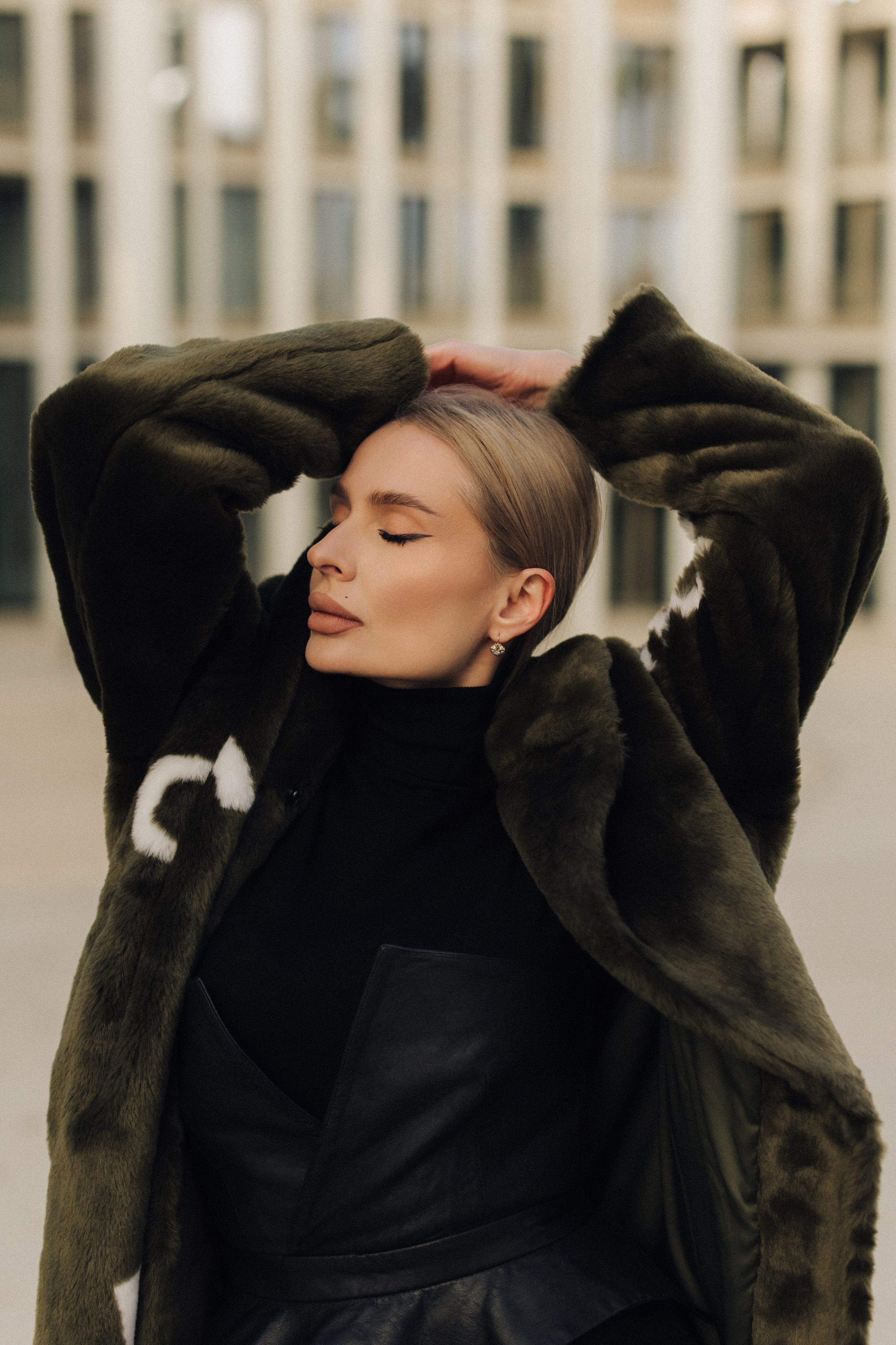 Golden Hour Portrait in Leipzig. Elegant Woman in Fur Coat&Suit. Timeless Photography by Kristina Kozheltsova. Kristina Kozheltsova- Soulful Portrait&Lifestyle&Love Story Photographer in Leipzig, Germany