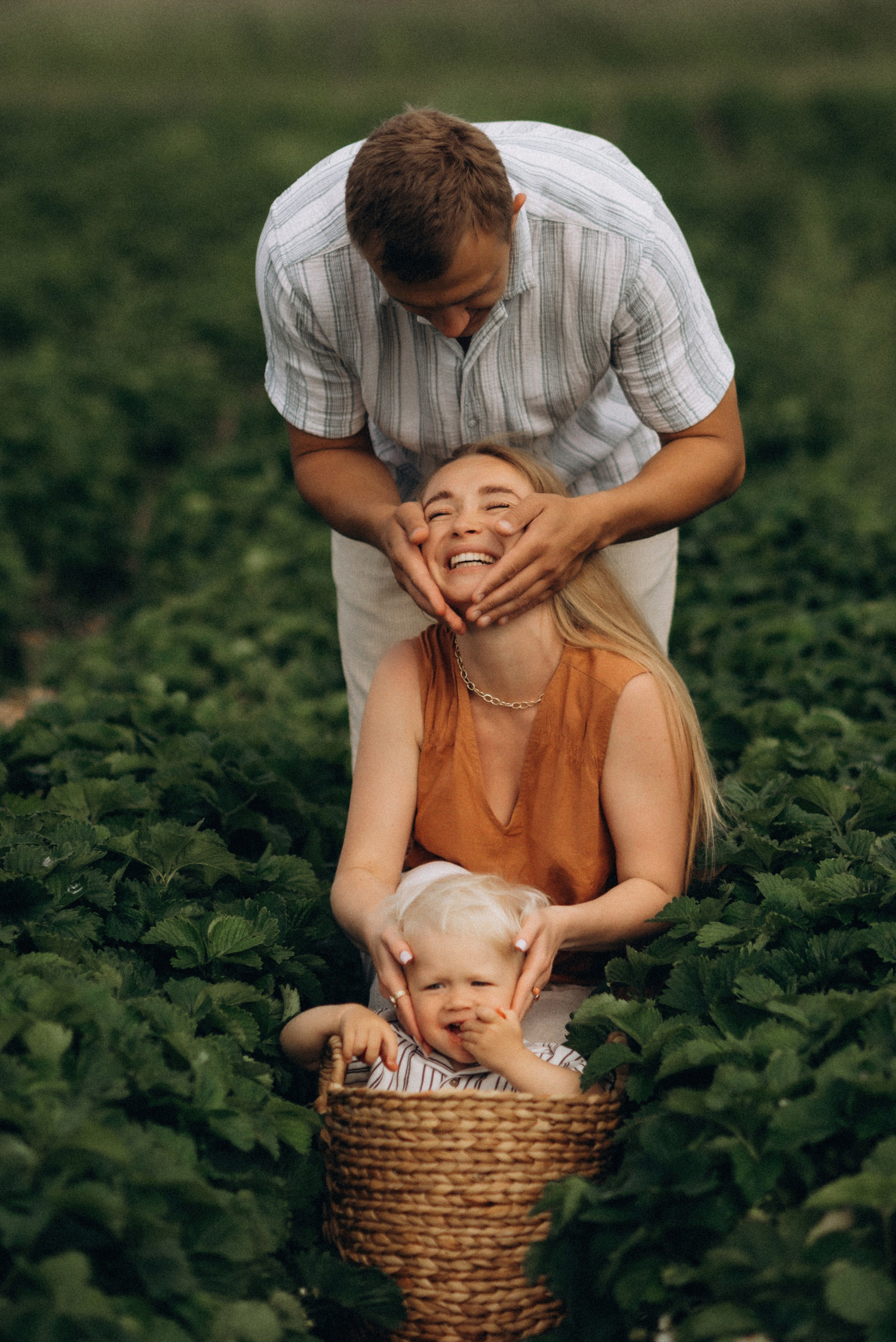 Семейная фотосессия в клубнике. Семейный фотограф Лейпциг, Германия
