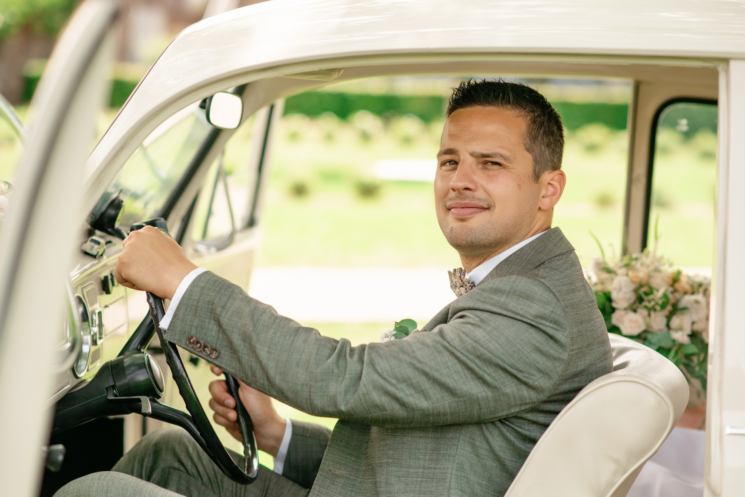 Photographe capte couple marchant dans palais lumineux à Lille