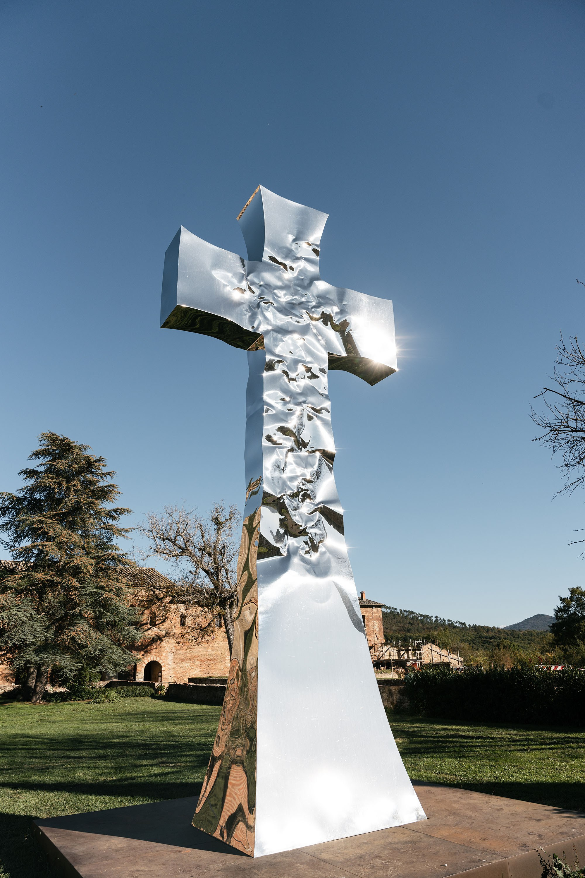 Ginevra and Avi — Abbazia di San Galgano, Tuscany. Destination Wedding Photographers and content creators based in Spain