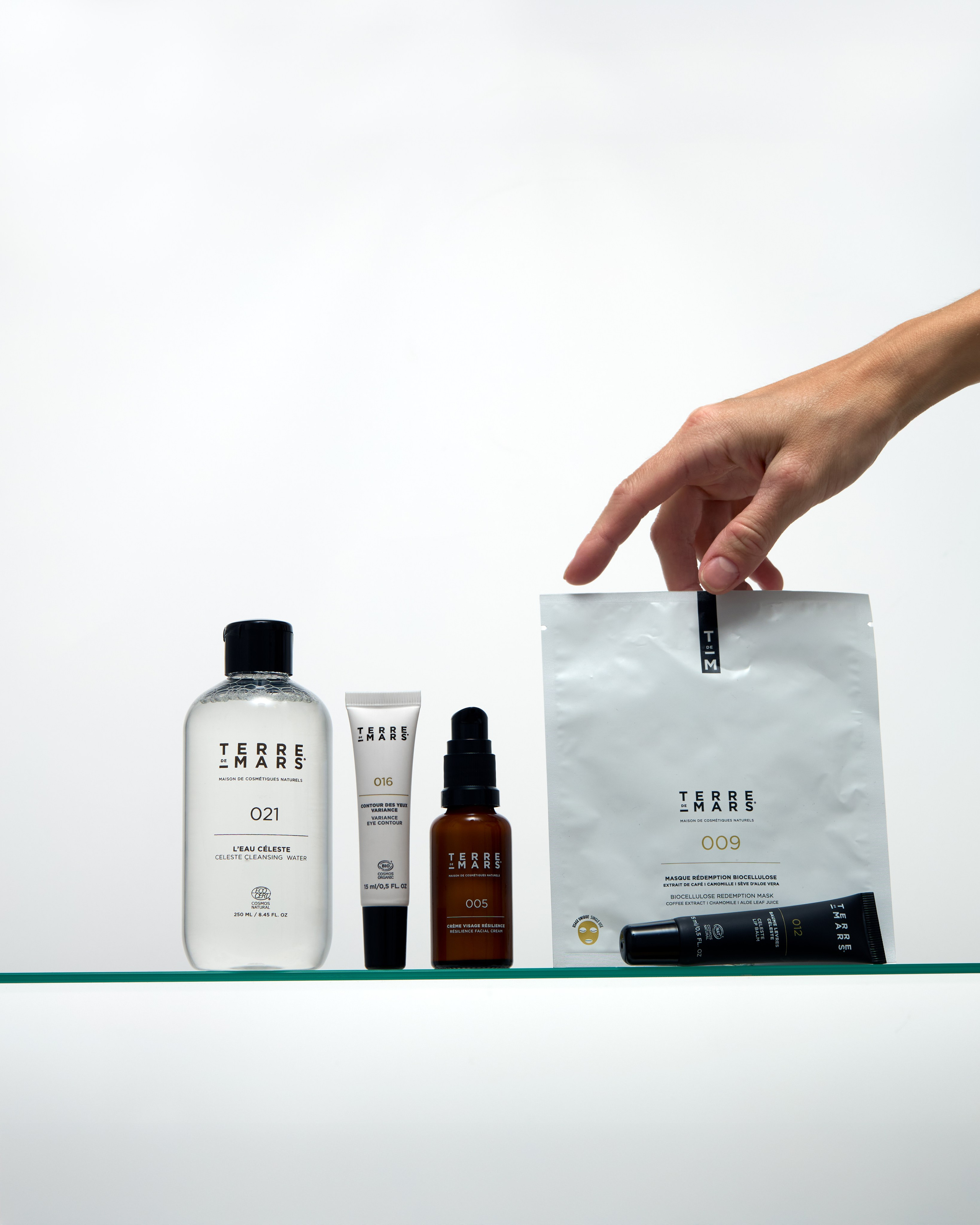 Pflegekosmetikkomposition, Hand greift Gesichtspflegemaske, Content-Fotografie für Social Media, Produktdarstellung und Markenpräsentation