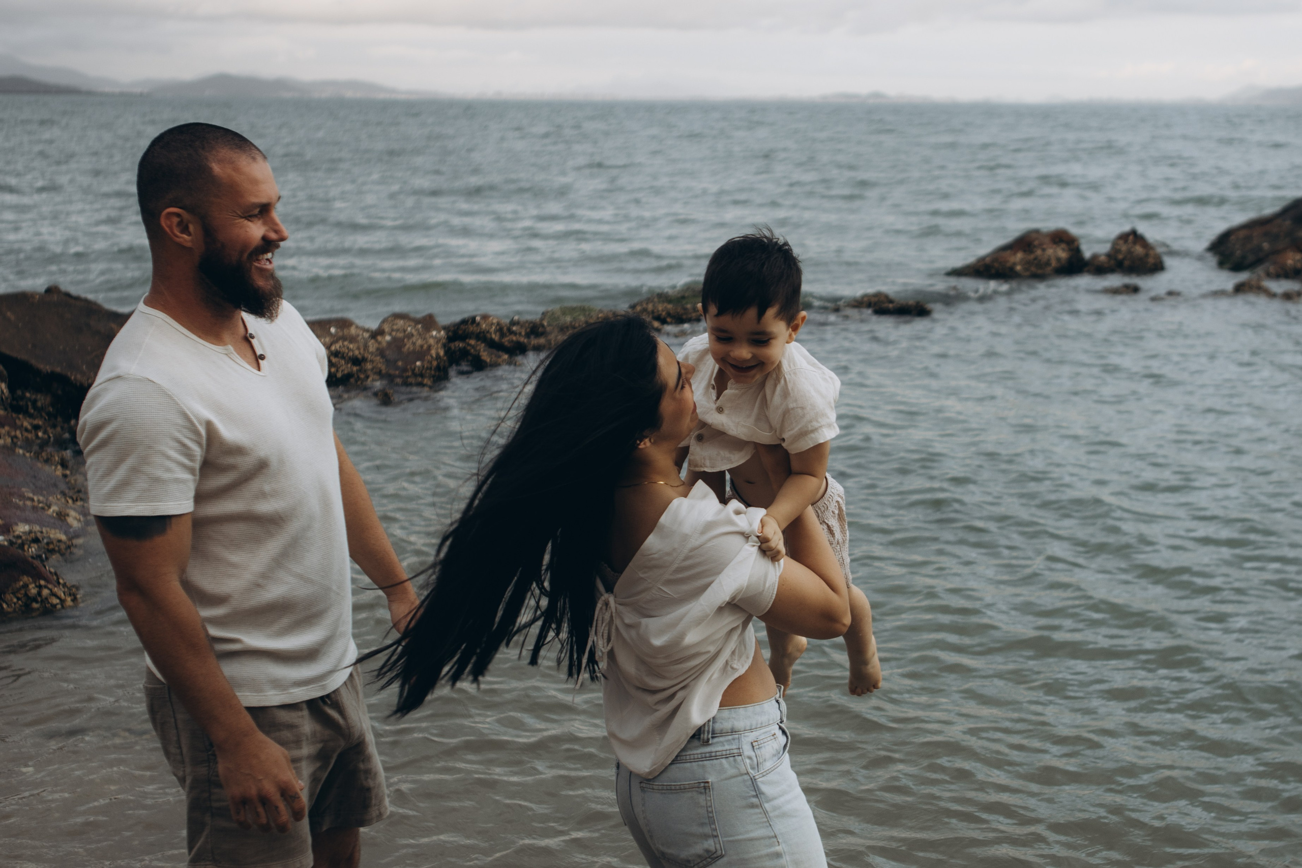 casal correndo com filhos em ensaio externo com luz natural em Sorocaba
