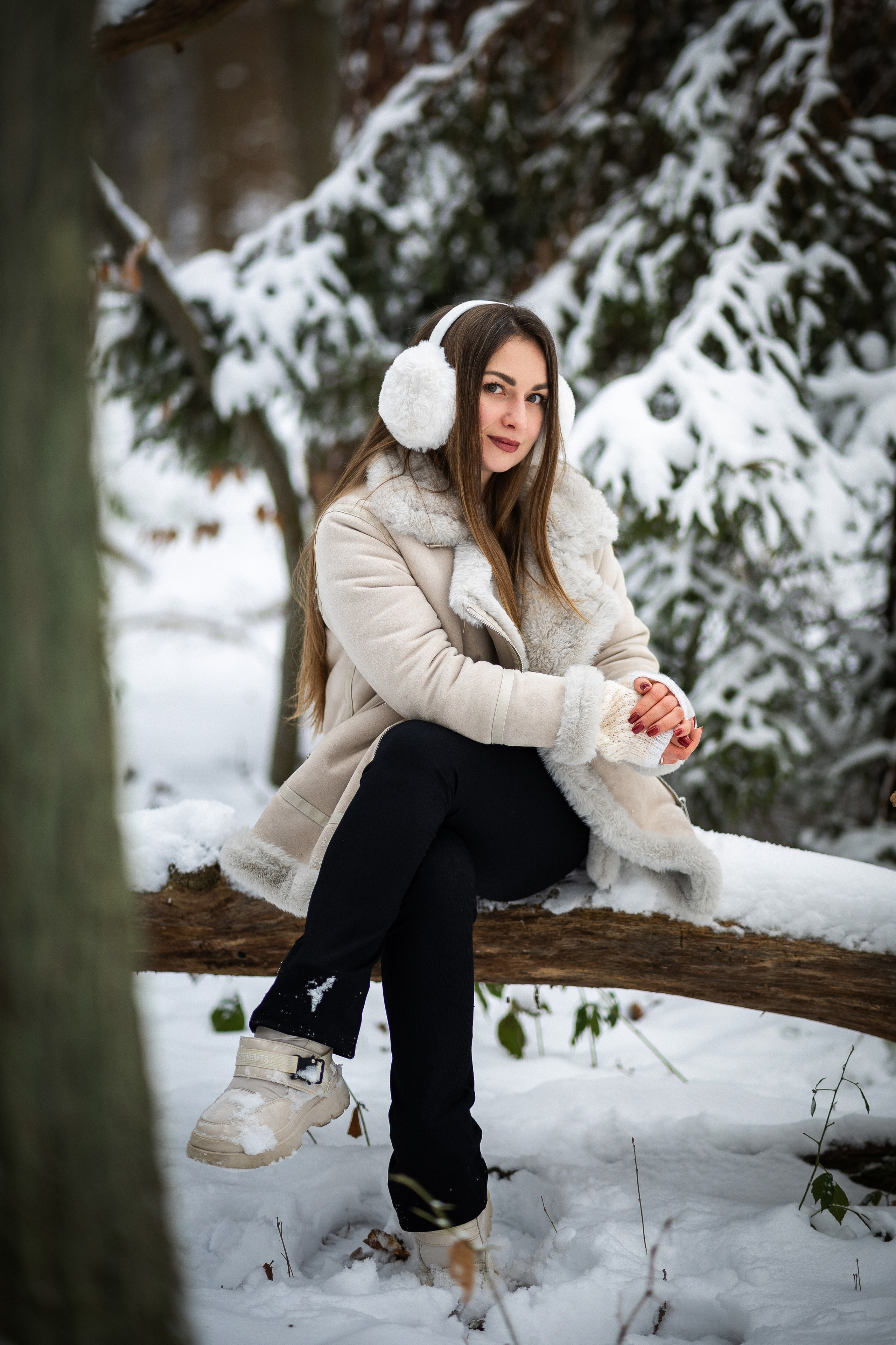 Winterportrait blonde Frau im verschneiten Wald
