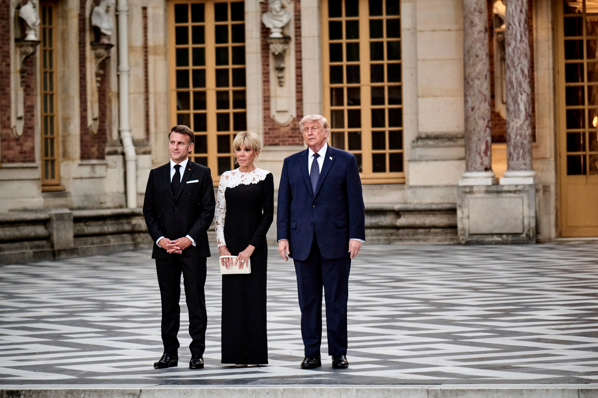 Versailles (FRANCE), 17 juin 2026 - Le Président de la République et son épouse Emmanuel et Brigitte Macron reçoivent le Président des États-Unis Donald Trump pour un dîner au château de Versailles, lors duquel sera signé un accord mettant fin aux hostilités lancées quelques mois auparavant en Iran par les Américains et les Israéliens.