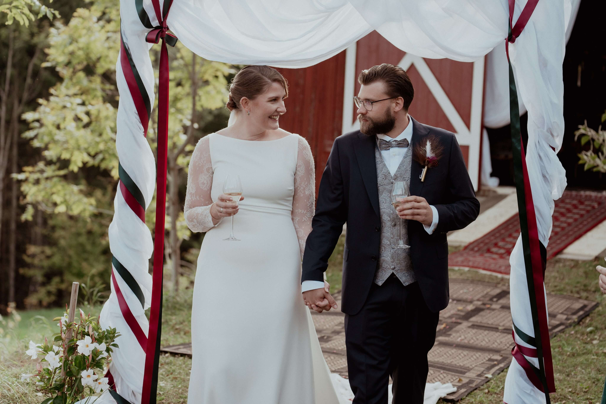 bryllupsfotograf Langesund, brudeparet smiler