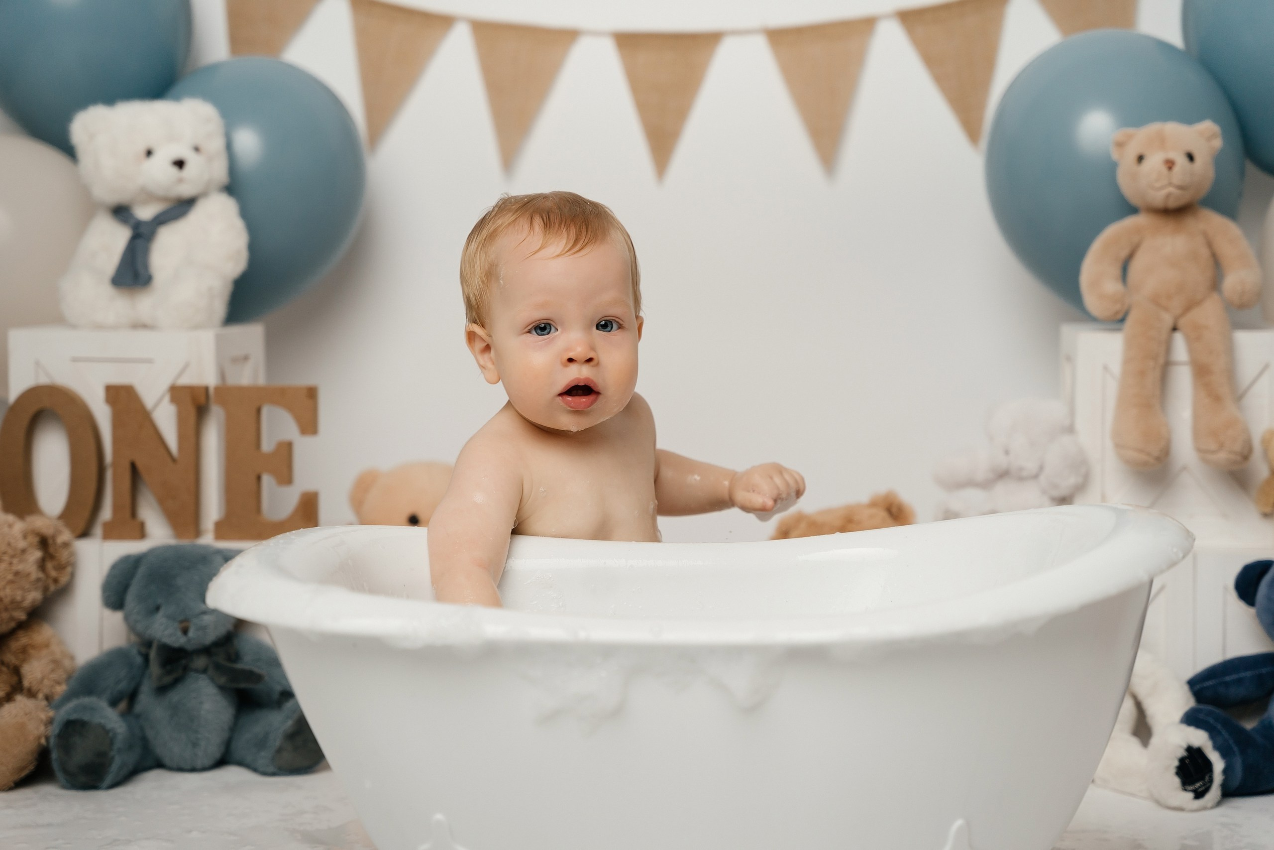 First birthday cake smash session. Newborn and family photographer. Hills District. Sydney