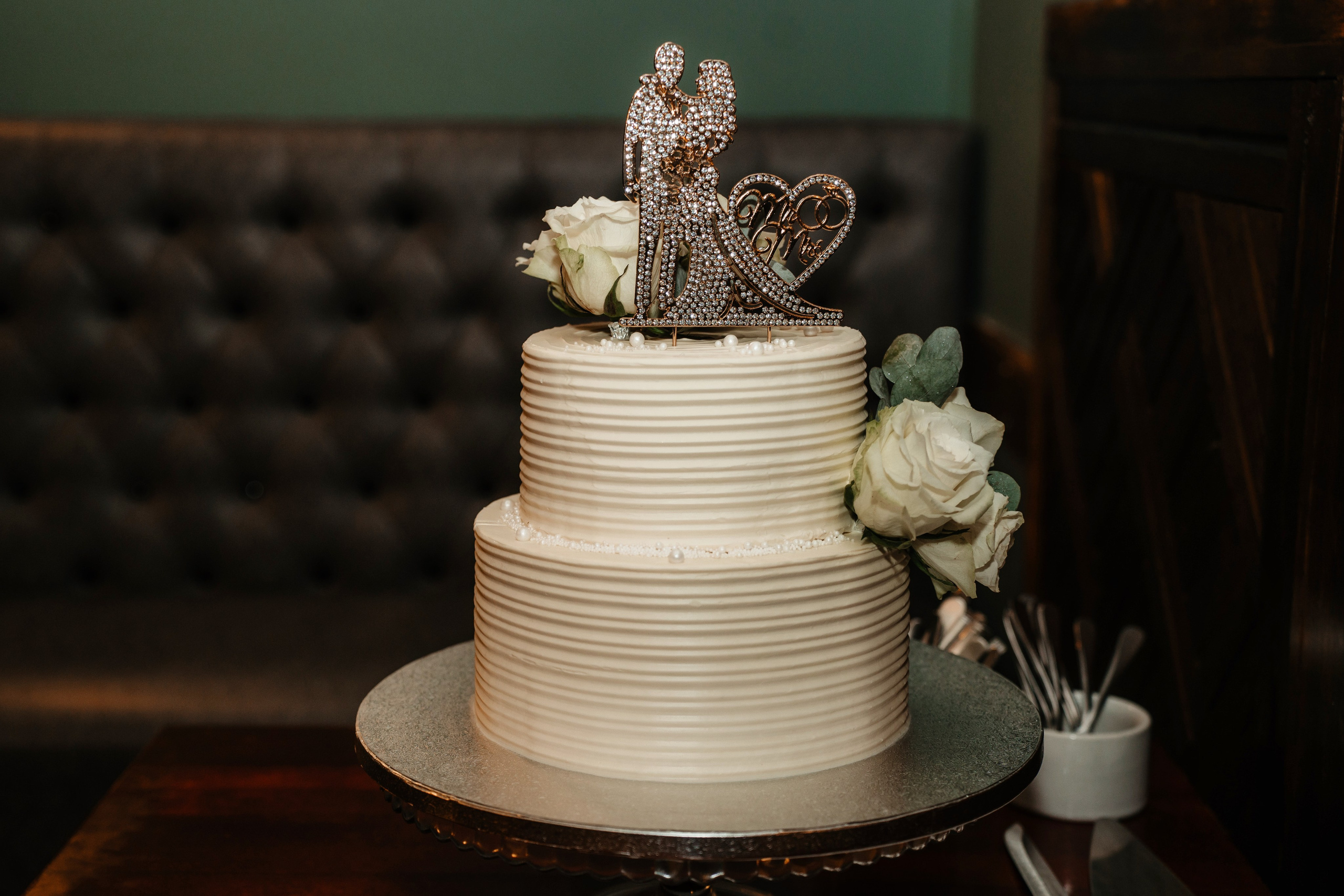 Mihaela si Stefan in curtea Registry Office, in lumina naturala de februarie.