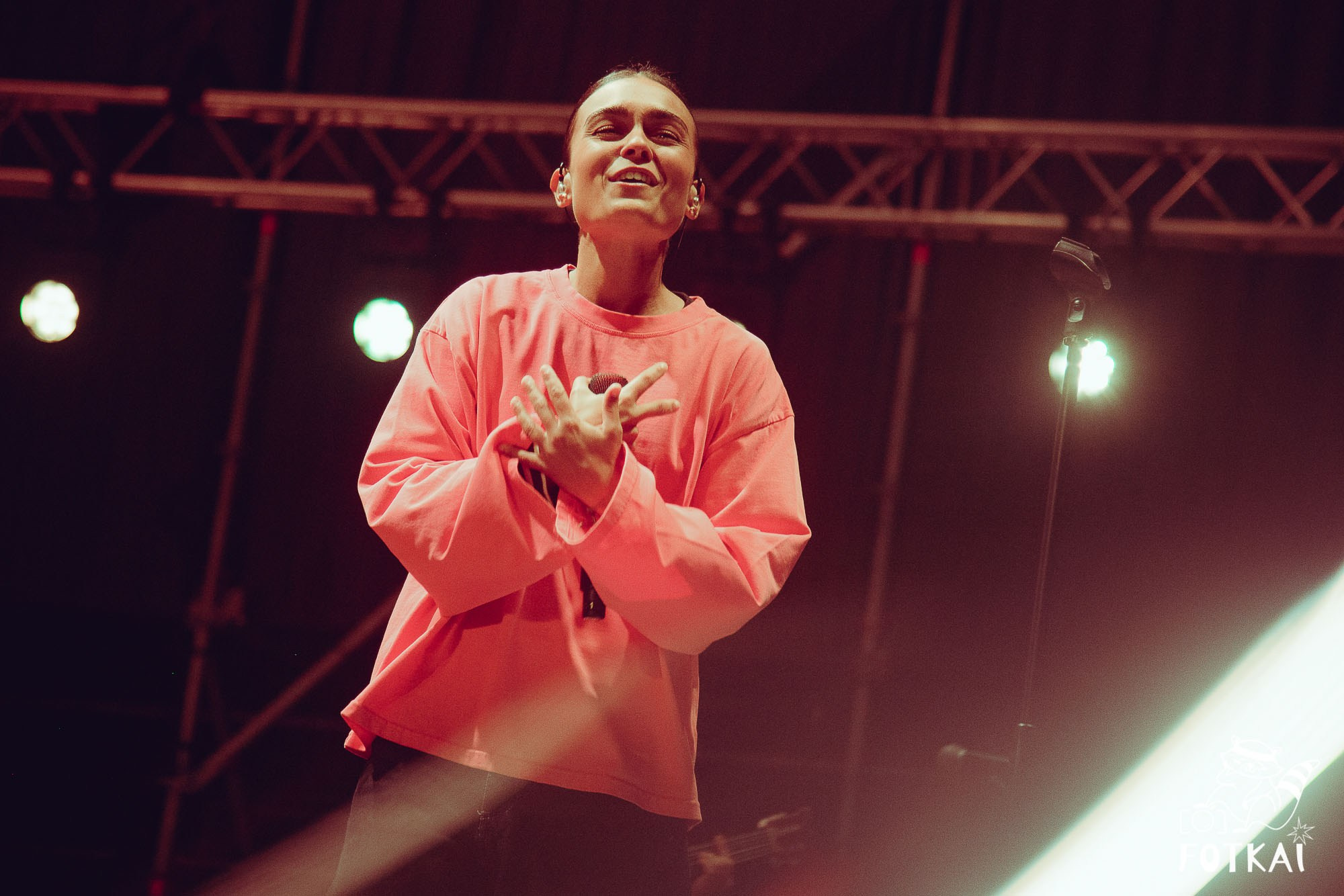 Marta Santos — Fotos del concierto en Alicante 2026: pop flamenco en El Muelle Live | FOTKAI