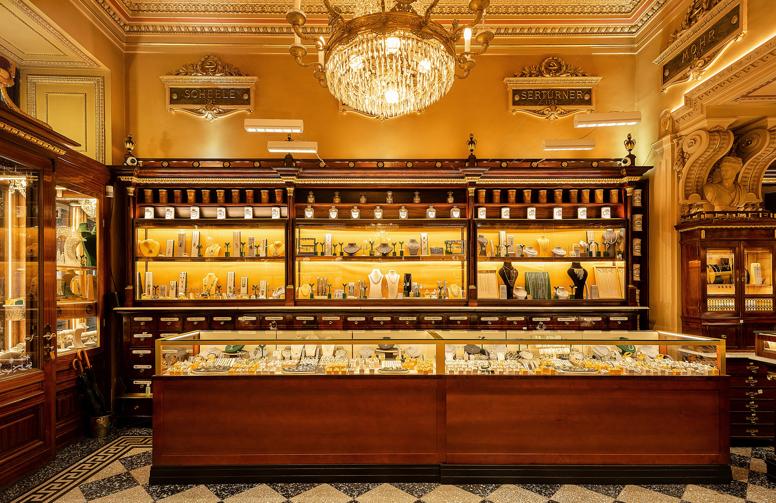 Interior photos for “Diamor Diamond”