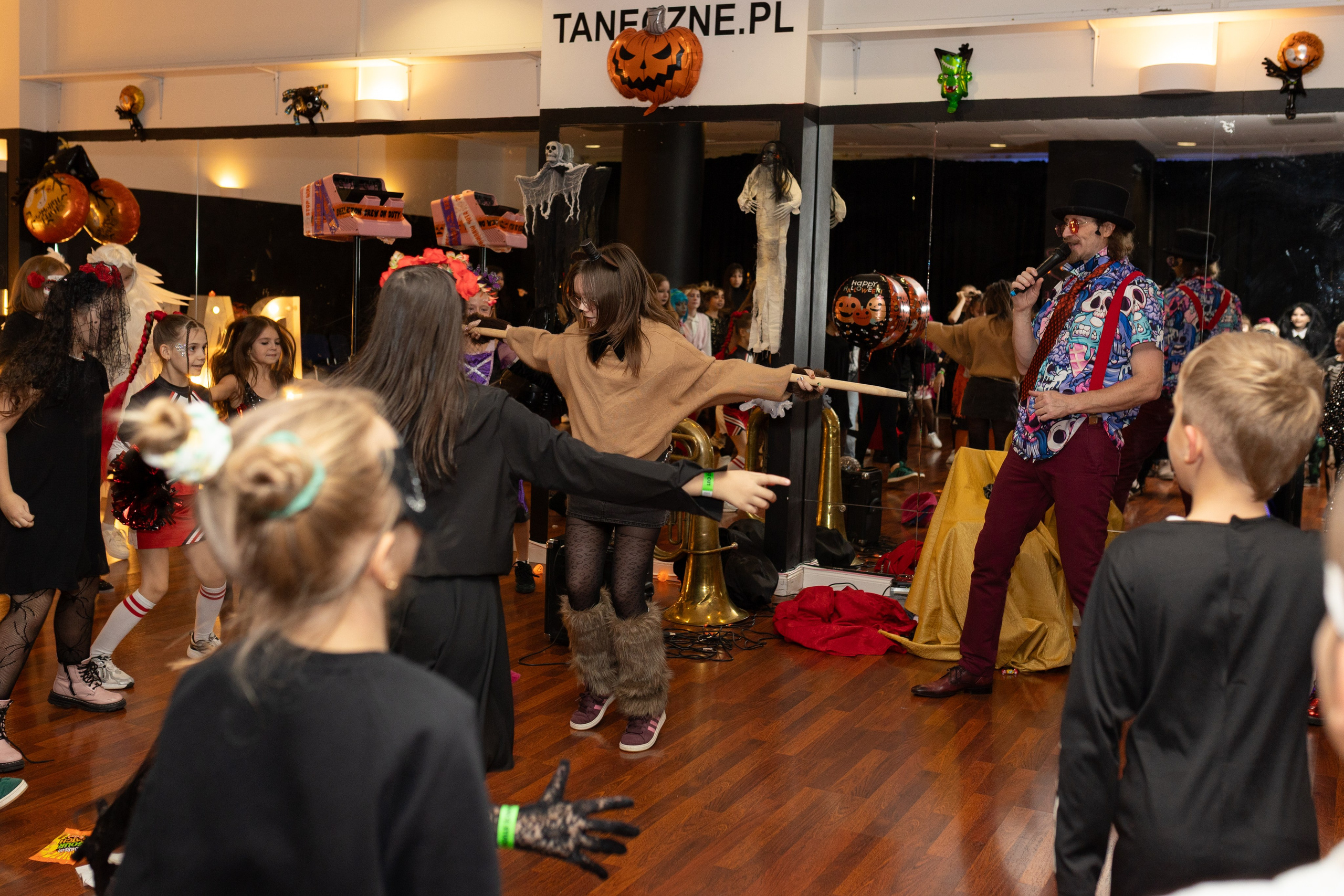 Leo dance studio Helloween 2025. Семейный и детский фотограф в Варшаве Мила Бобровская